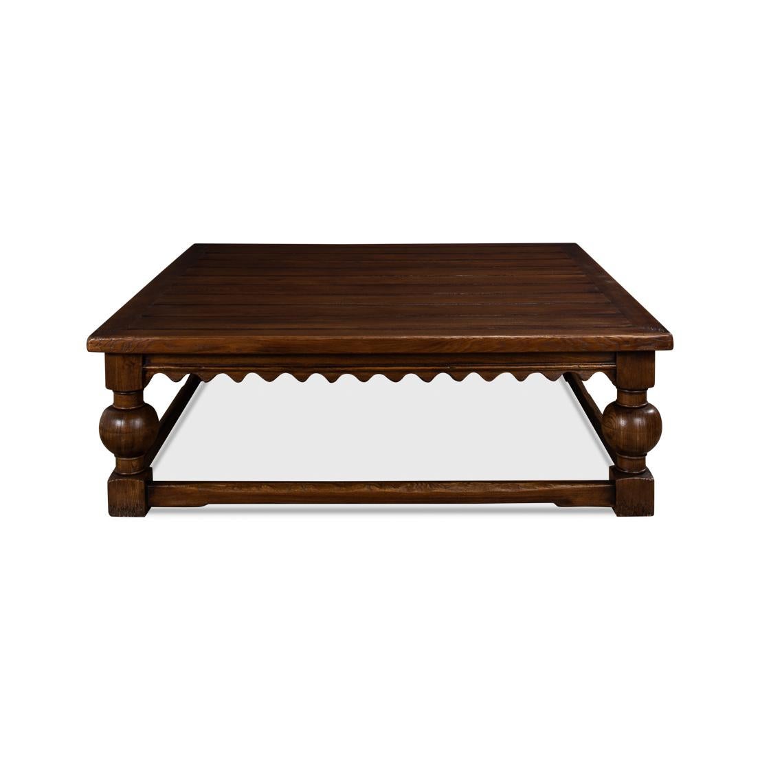 Fabriquée en orme foncé de haute qualité, cette table promet une durabilité et une esthétique intemporelle. Sa grande surface carrée offre un large espace pour les livres de table basse, la décoration et les boissons, ce qui en fait un ajout