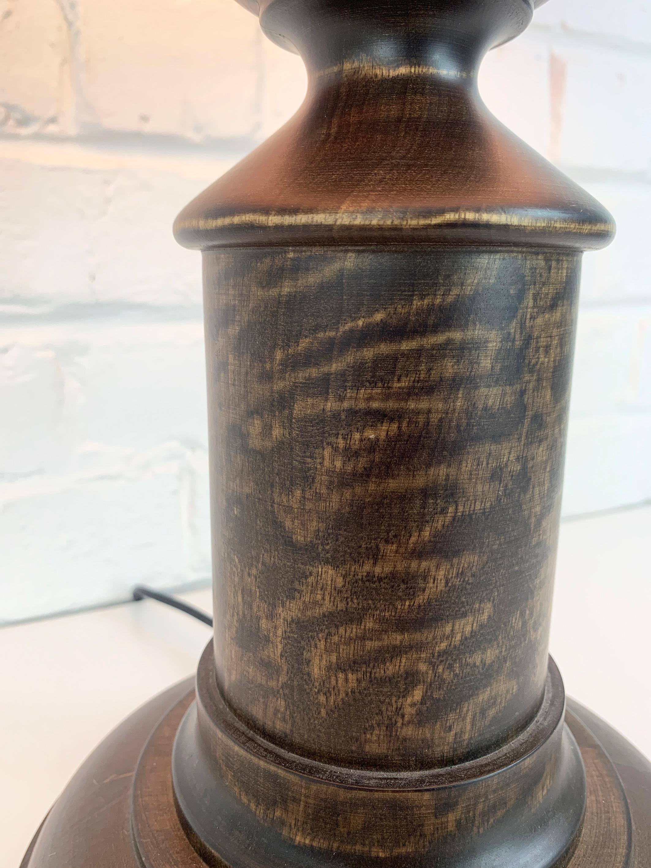 Große rustikale Tischlampe, gebeiztes Massivholz, Uno Kristiansson, Luxus, Schweden im Zustand „Gut“ im Angebot in Vorst, BE