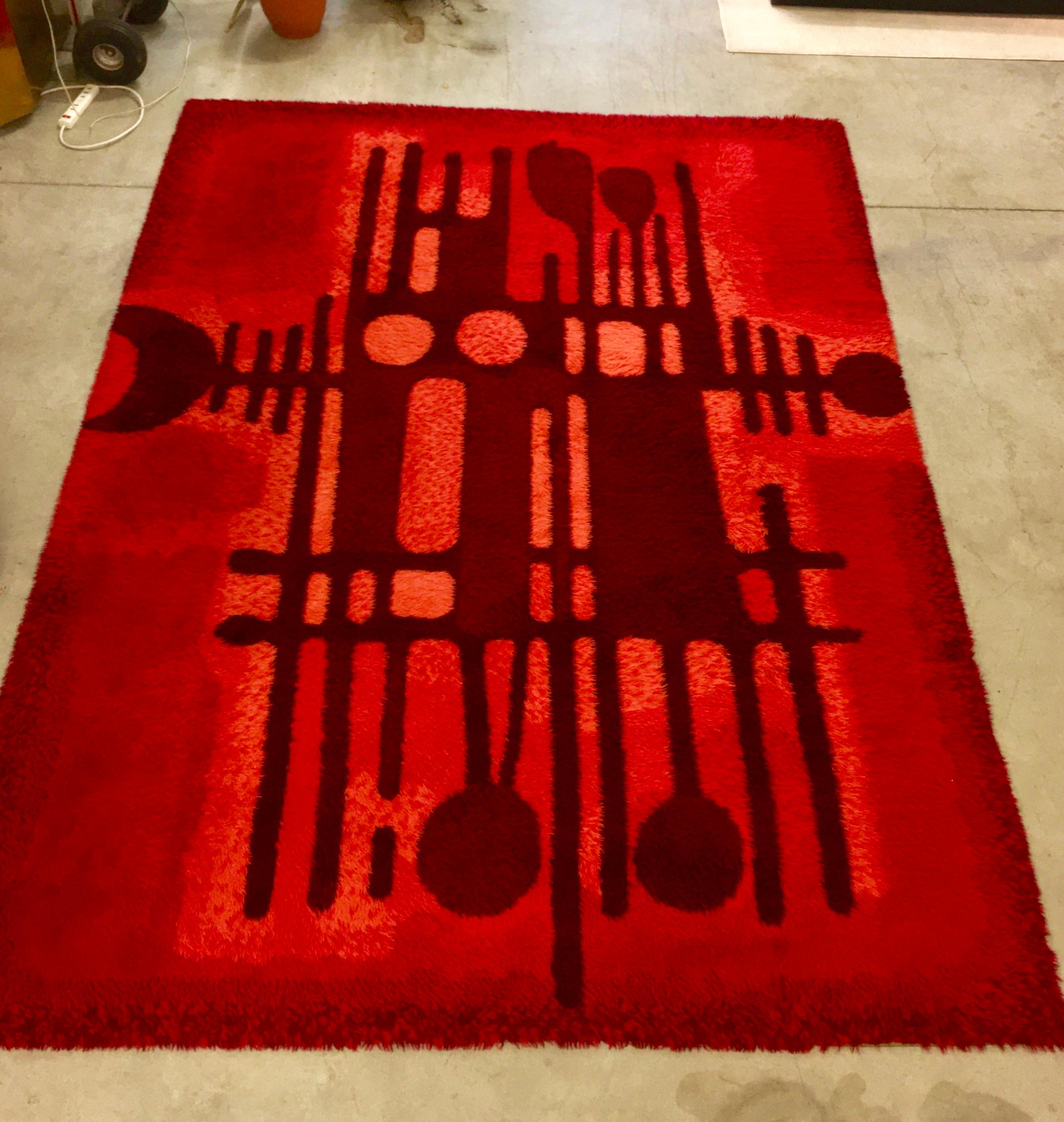 8 ft x 11 ft rya rug designed by Carin Agner Nielsen for Ege, Denmark, circa 1960s. Crafted by Denmark’s most successful rug producer, this unique and decorative Nordic design features hand knotted wool and an abstract design pattern called