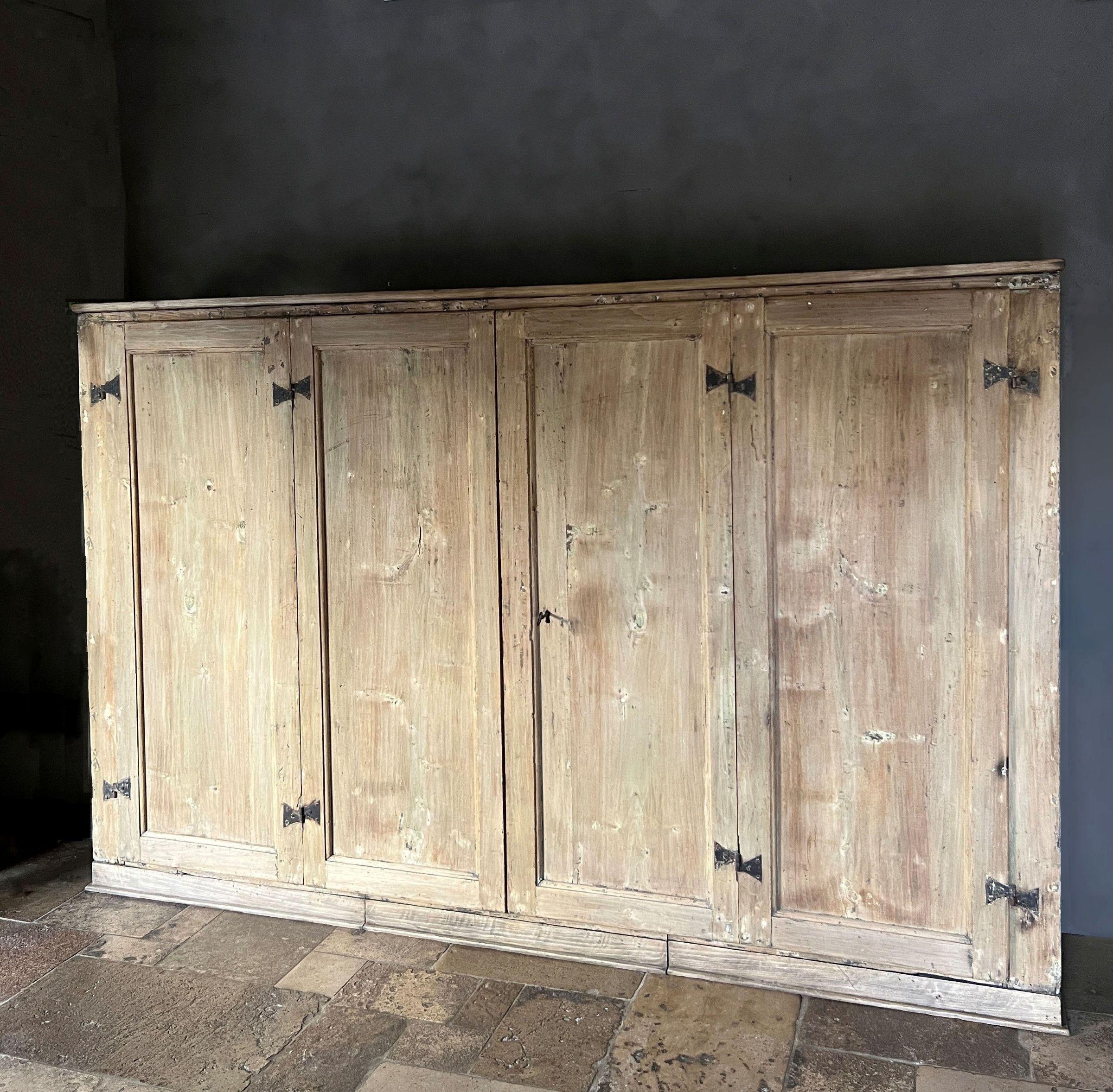 Un gran armario de 4 puertas, probablemente originalmente un armario de sacristía o despensa con un escritorio incorporado. Los armarios de este tipo no sólo se utilizaban para guardar valiosas especias, alimentos y lino, sino también para