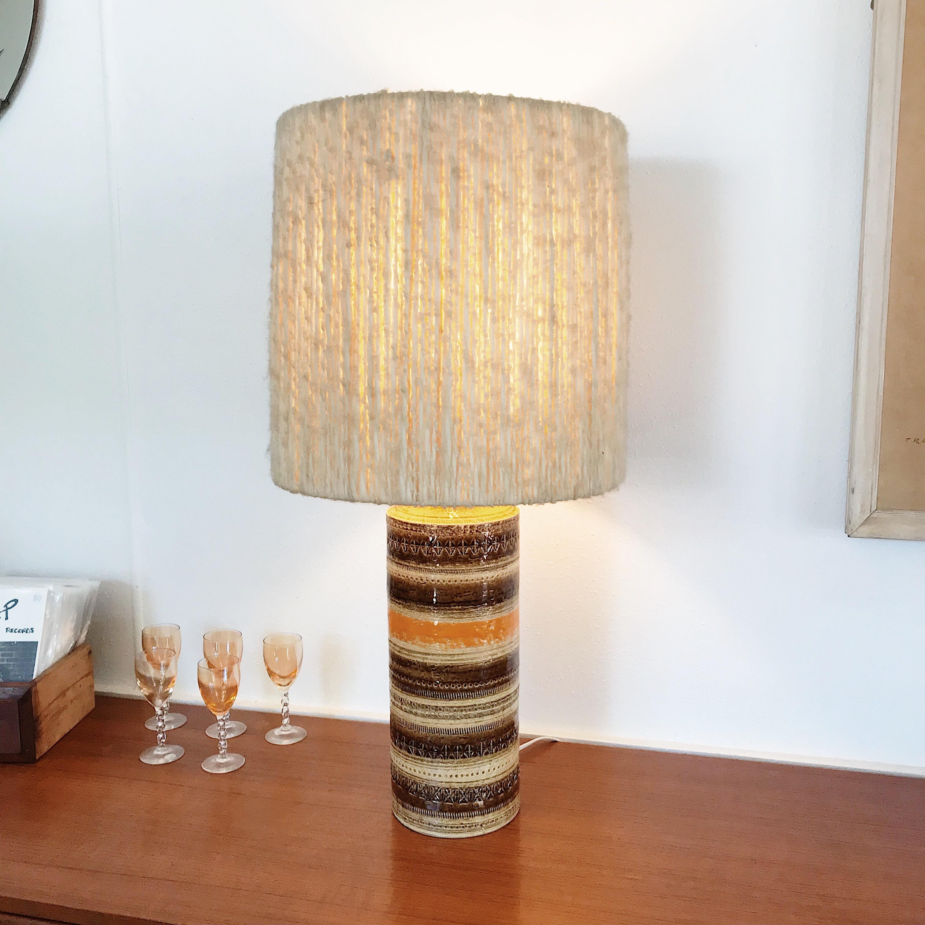 Mid-Century Modern Large Sahara Glaze Bitossi Lamp with Impressed Ramini Decor and Wool Drum Shade For Sale