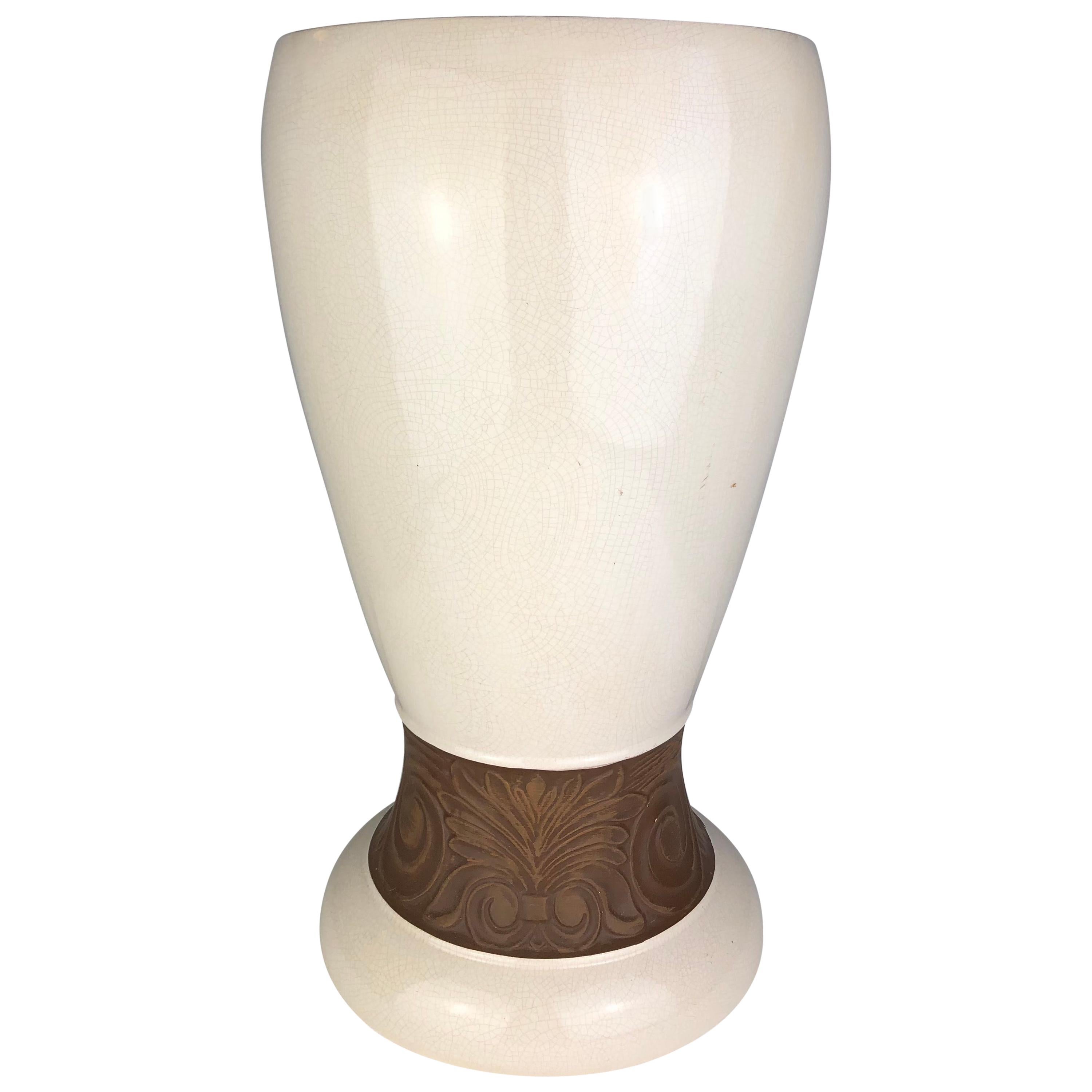 Superbe vase Art déco en céramique de Saint Clément, France, avec une finition en glaçure craquelée blanche et un décor floral près du fond, vers les années 1930. 

L'émail clair craquelé était une technique populaire pour les statues d'animaux et