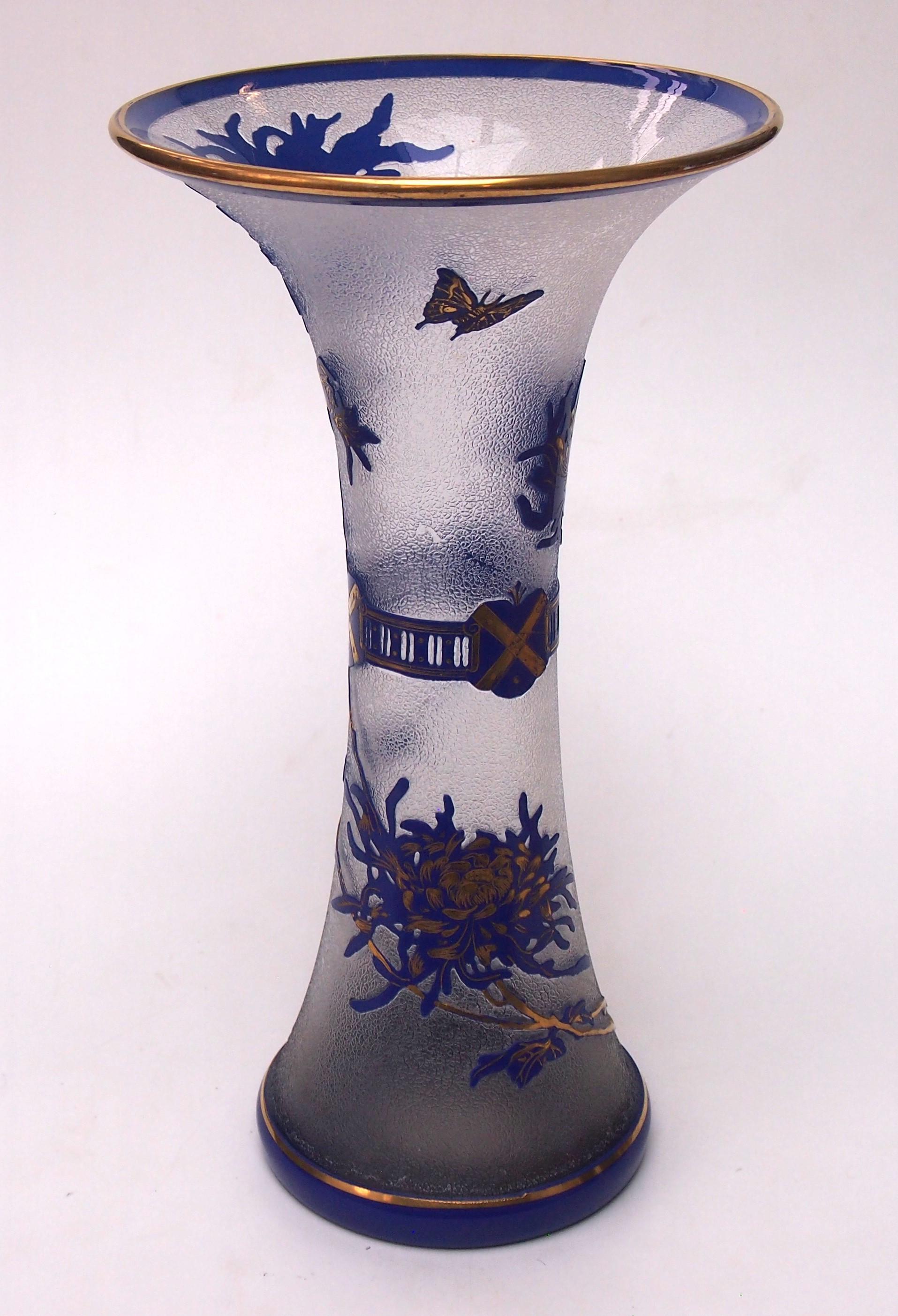 Superbe vase en cristal de Saint Louis Crystal Works de France, taillé dans un bleu foncé vibrant, avec un fond givré. L'image représente un mélange d'images héraldiques (autour du centre) et une scène botanique avec des chrysanthèmes en fleurs