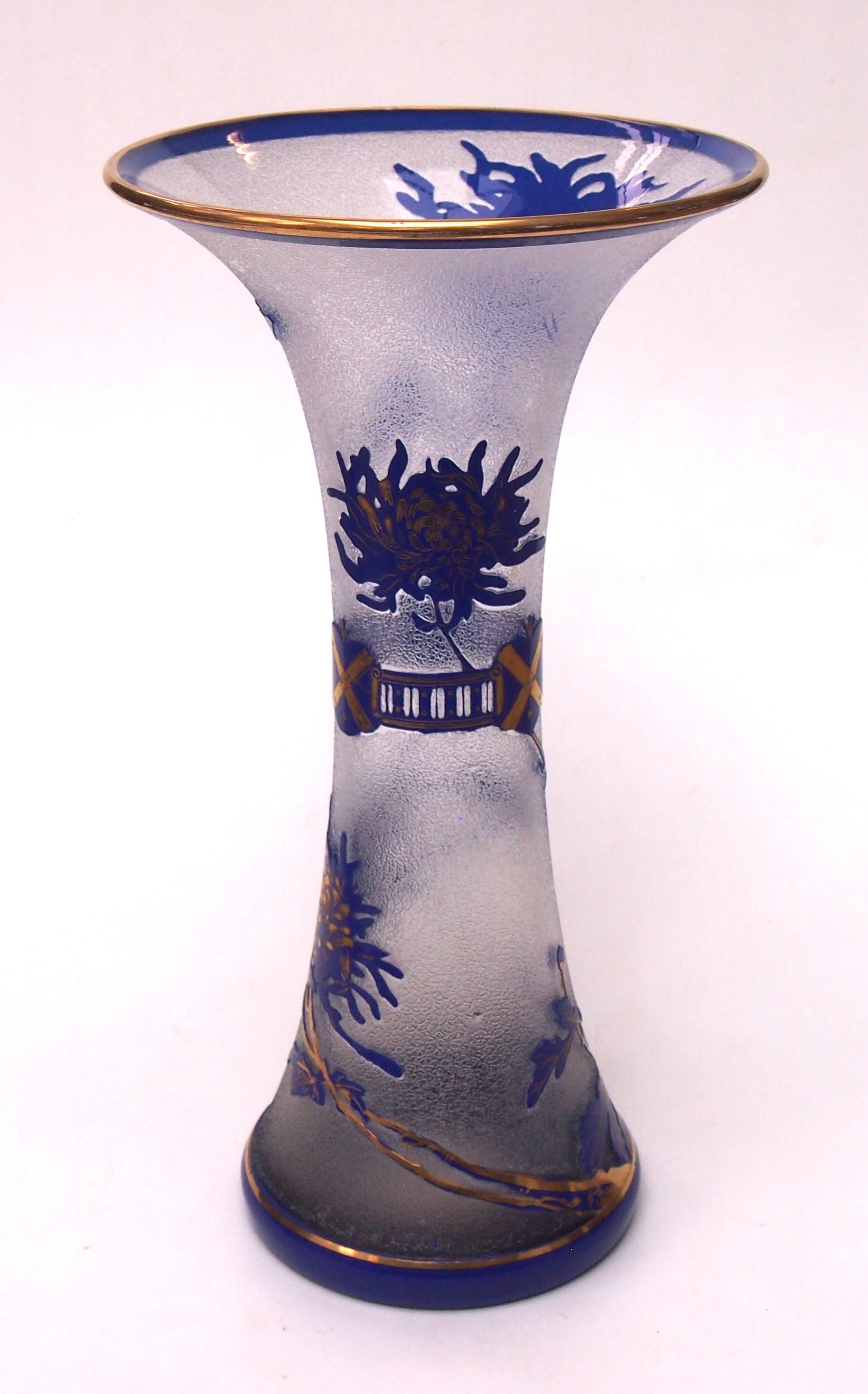 Große blaue und klare Kamee-Vase aus Kristall in Saint Louis-Kristall - Schmetterling und Blumen um 1910 (Art nouveau) im Angebot