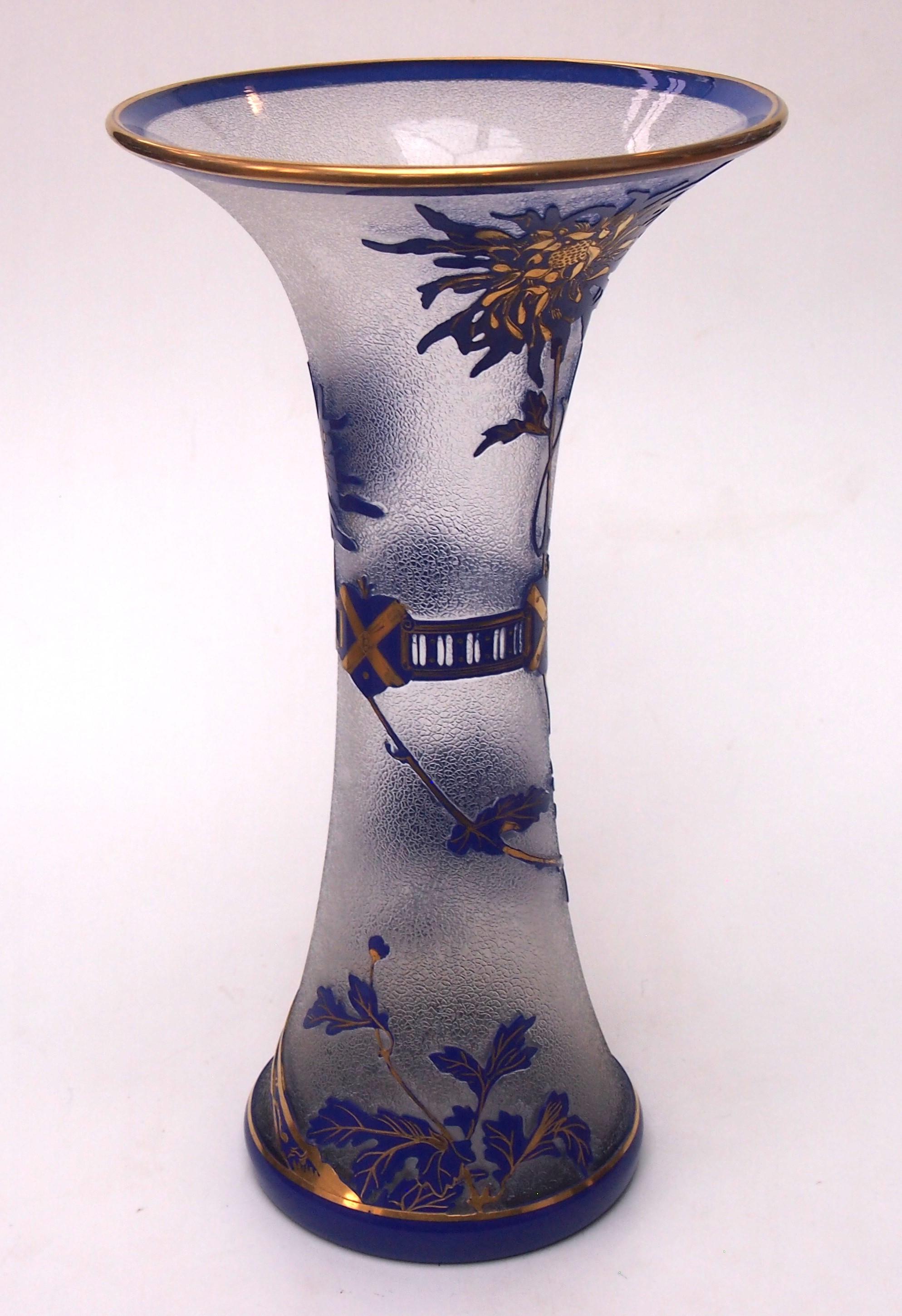 Große blaue und klare Kamee-Vase aus Kristall in Saint Louis-Kristall - Schmetterling und Blumen um 1910 (Französisch) im Angebot