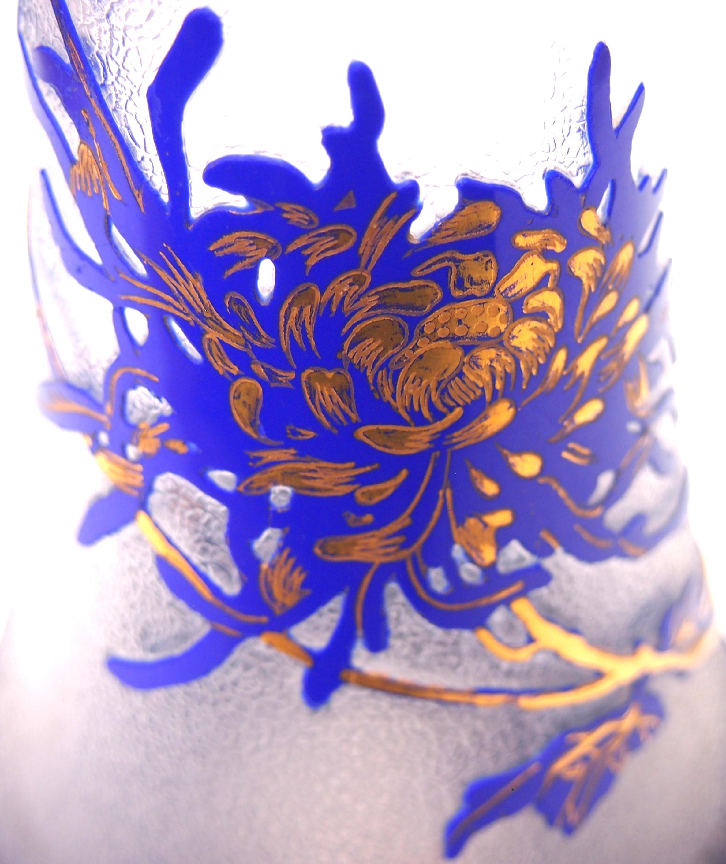 Cristal Grand vase camée bleu et transparent Saint Louis, papillons et fleurs c1910 en vente