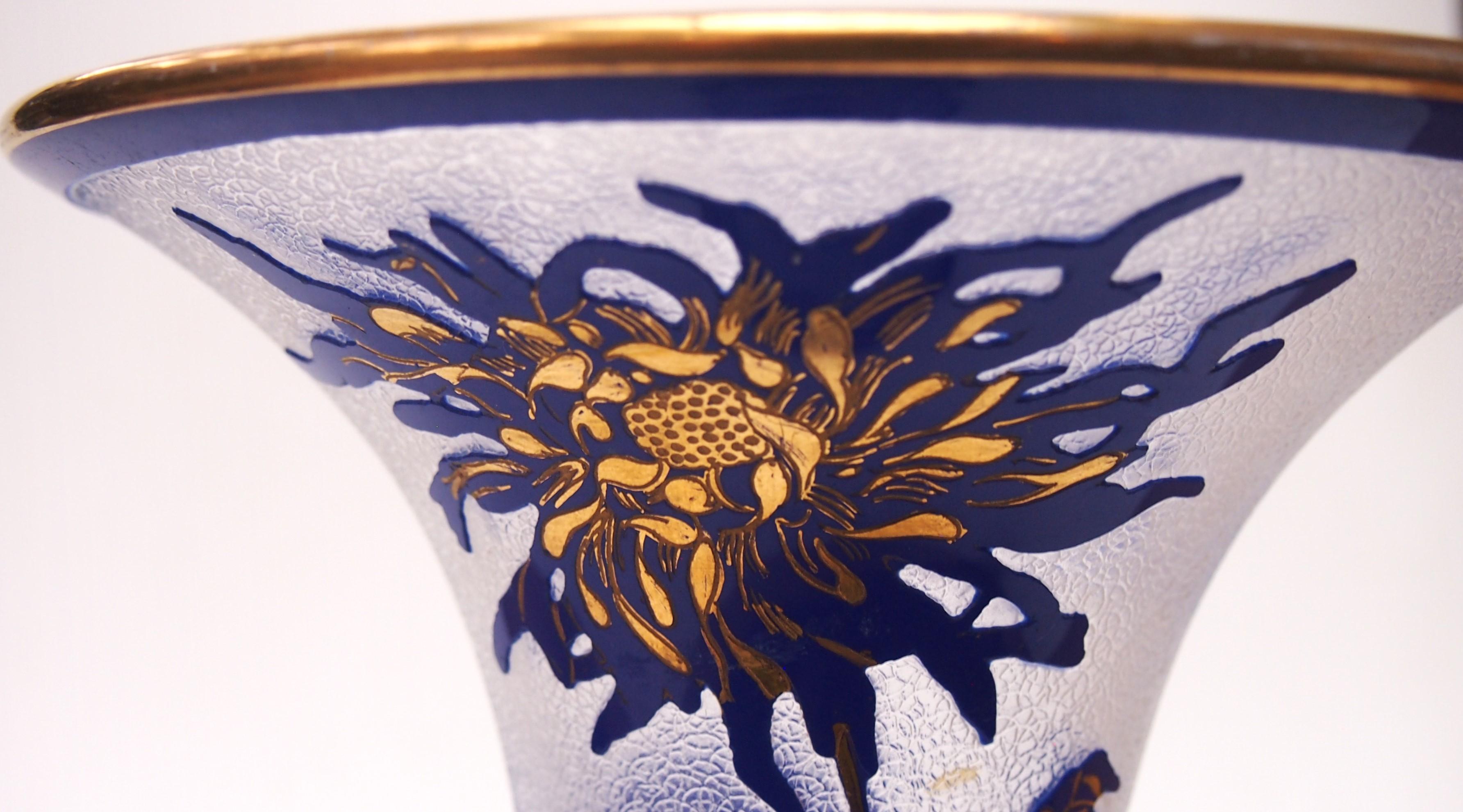 Große blaue und klare Kamee-Vase aus Kristall in Saint Louis-Kristall - Schmetterling und Blumen um 1910 im Angebot 2
