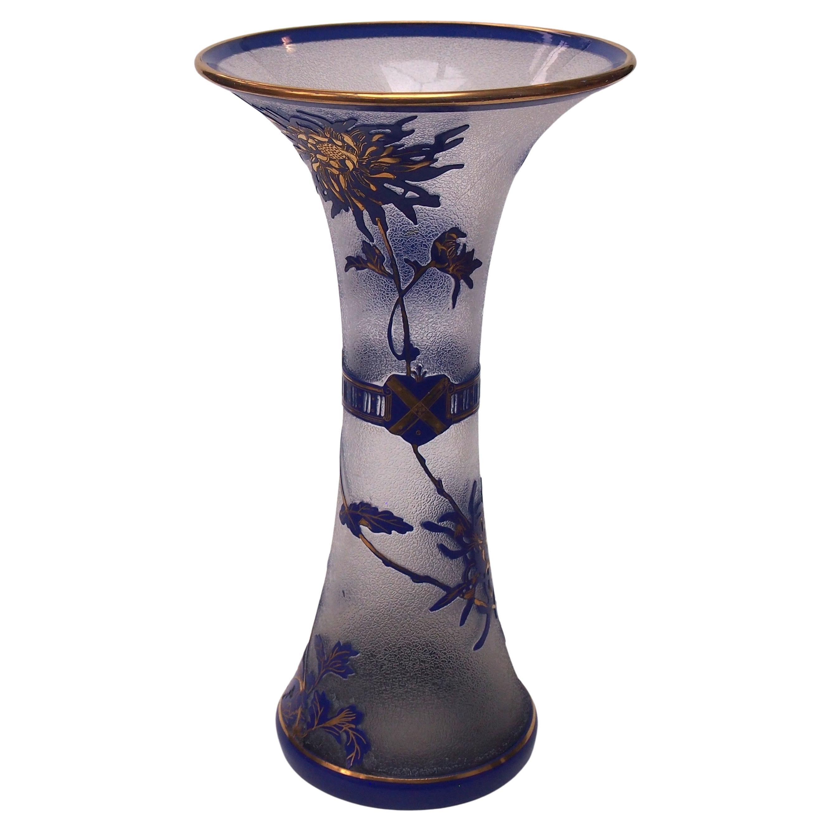 Große blaue und klare Kamee-Vase aus Kristall in Saint Louis-Kristall - Schmetterling und Blumen um 1910 im Angebot