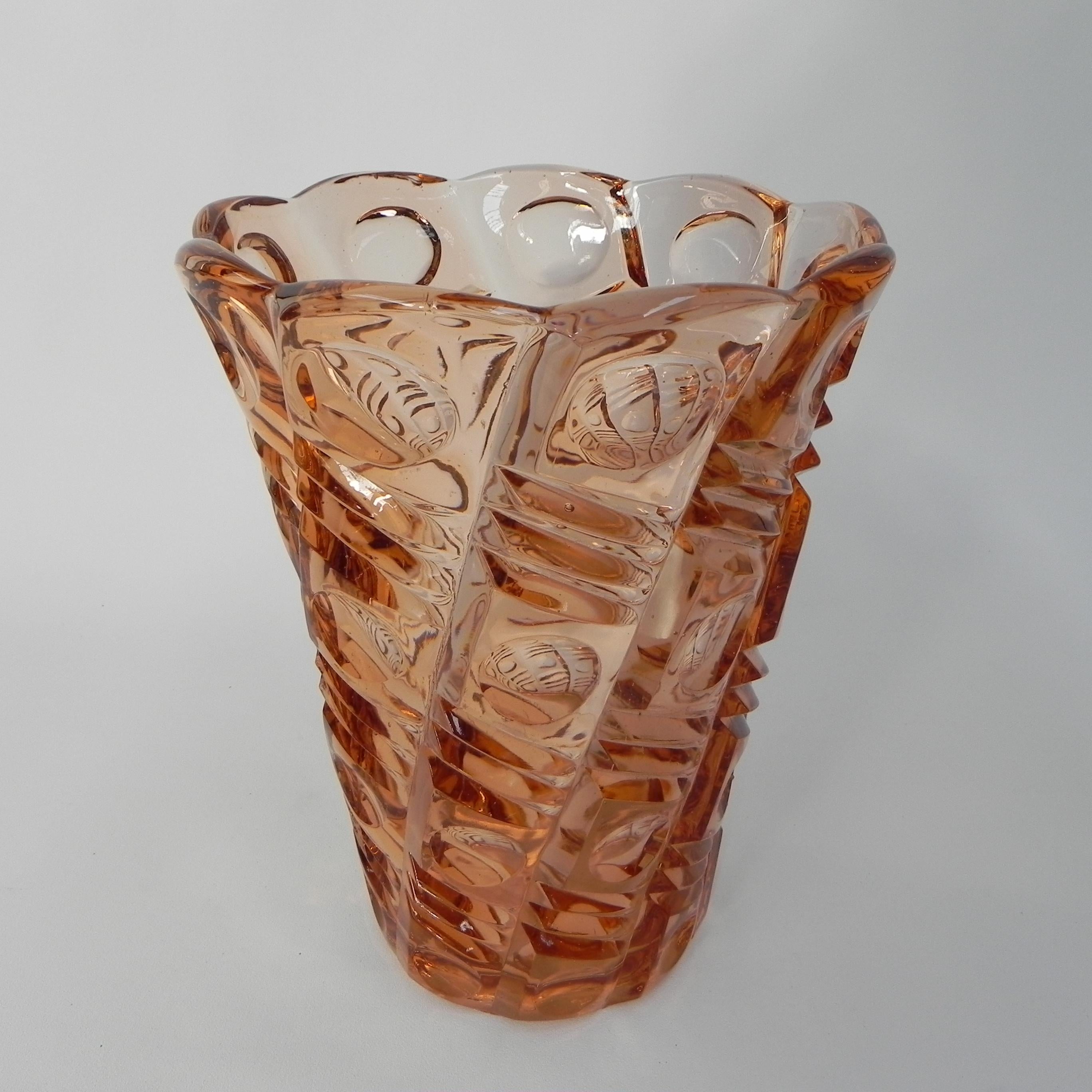 Large salmon colored Art Deco vase In Good Condition For Sale In EINDHOVEN, NL