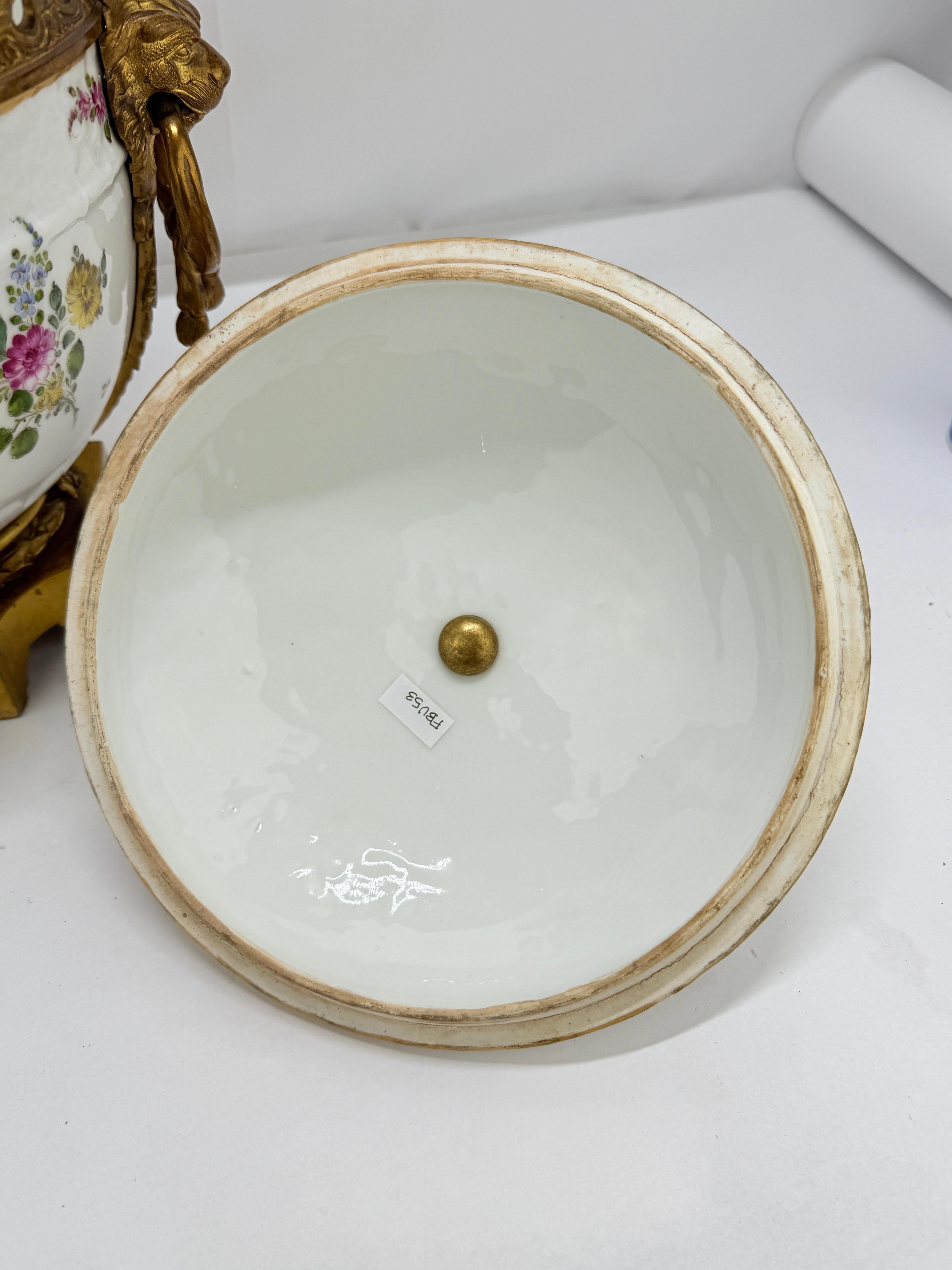 Grande urna rivestita in porcellana e ormolu di Samson in stile Meissen, fine XIX sec. in vendita 5