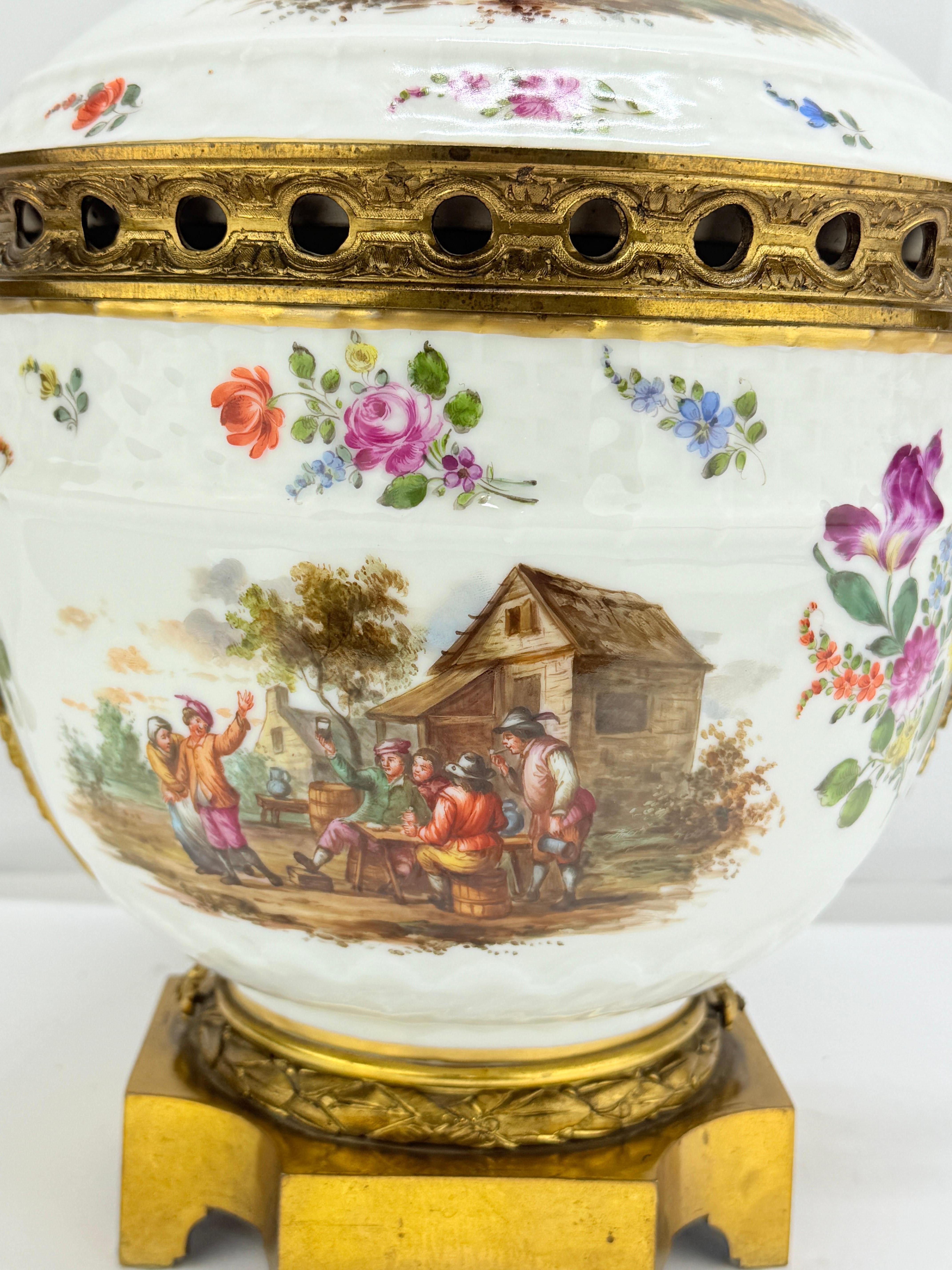 Urna o vaso per potpourri rivestito in porcellana e bronzo dorato di Samson, Parigi, fine del XIX secolo, eseguito alla maniera di Meissen. Il vaso a forma di balaustro è riccamente smaltato con scene pastorali di taverna e di ballo ispirate al
