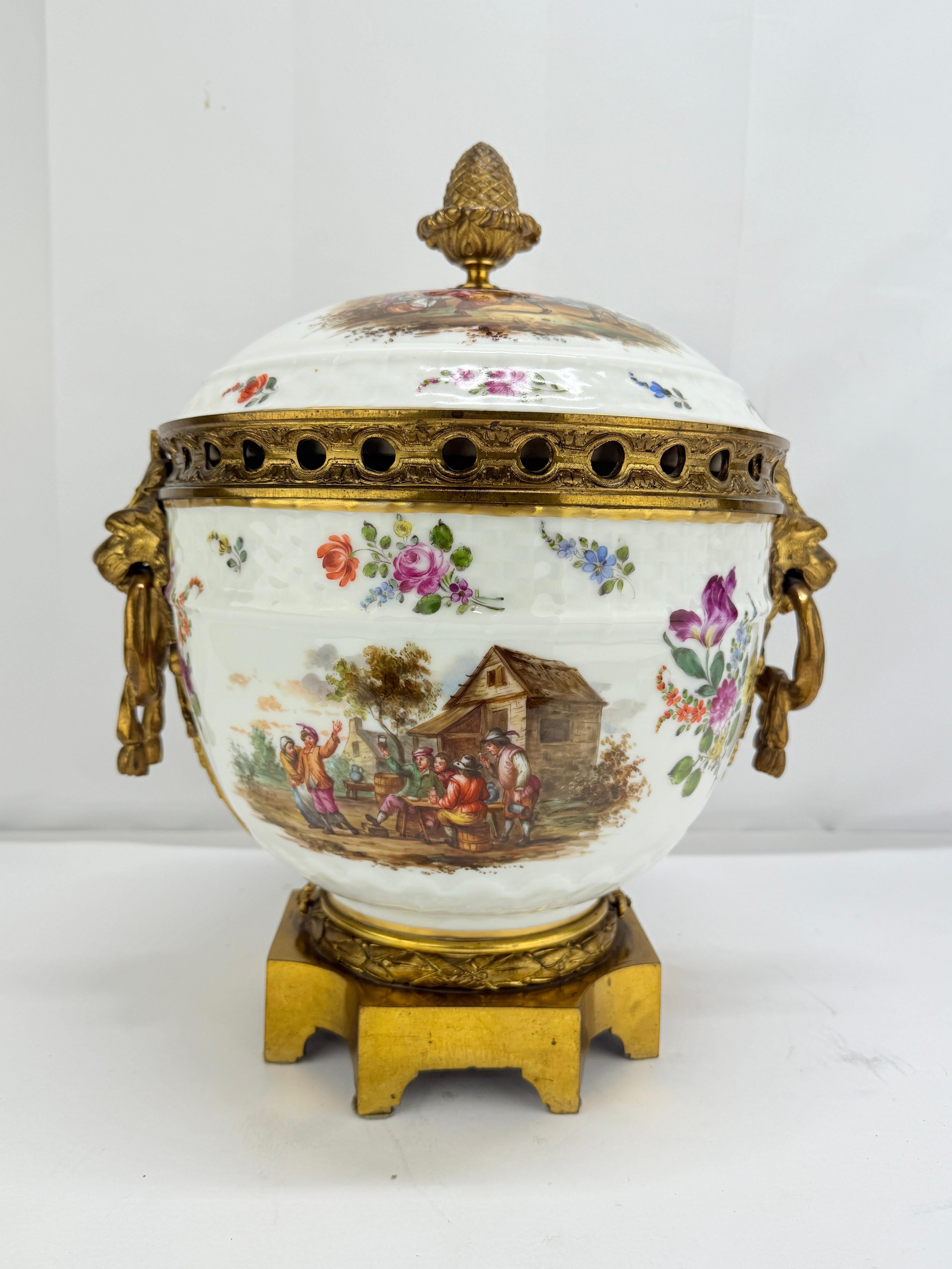 Rococò Grande urna rivestita in porcellana e ormolu di Samson in stile Meissen, fine XIX sec. in vendita