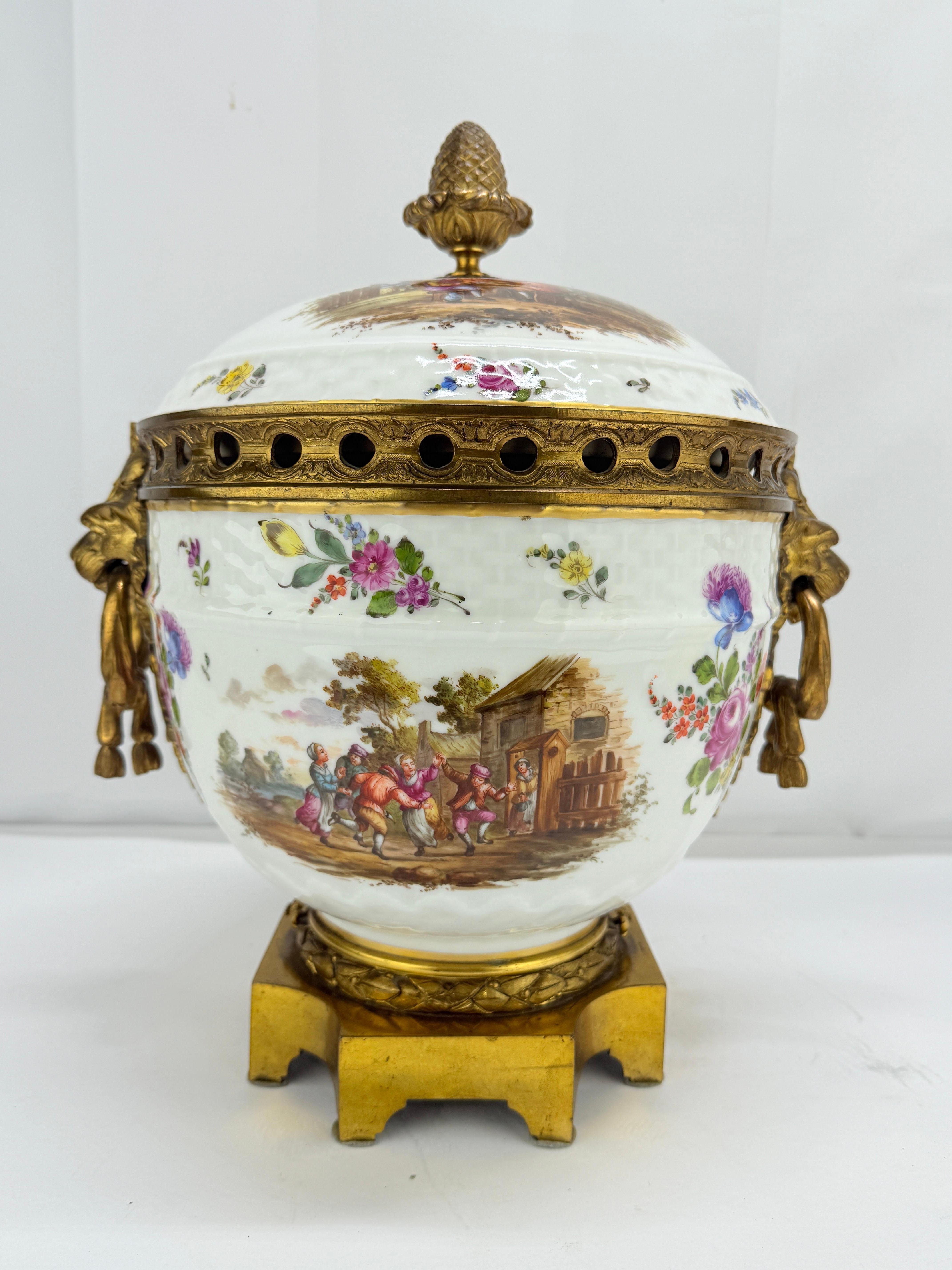 Grande urna rivestita in porcellana e ormolu di Samson in stile Meissen, fine XIX sec. In condizioni buone in vendita a Atlanta, GA