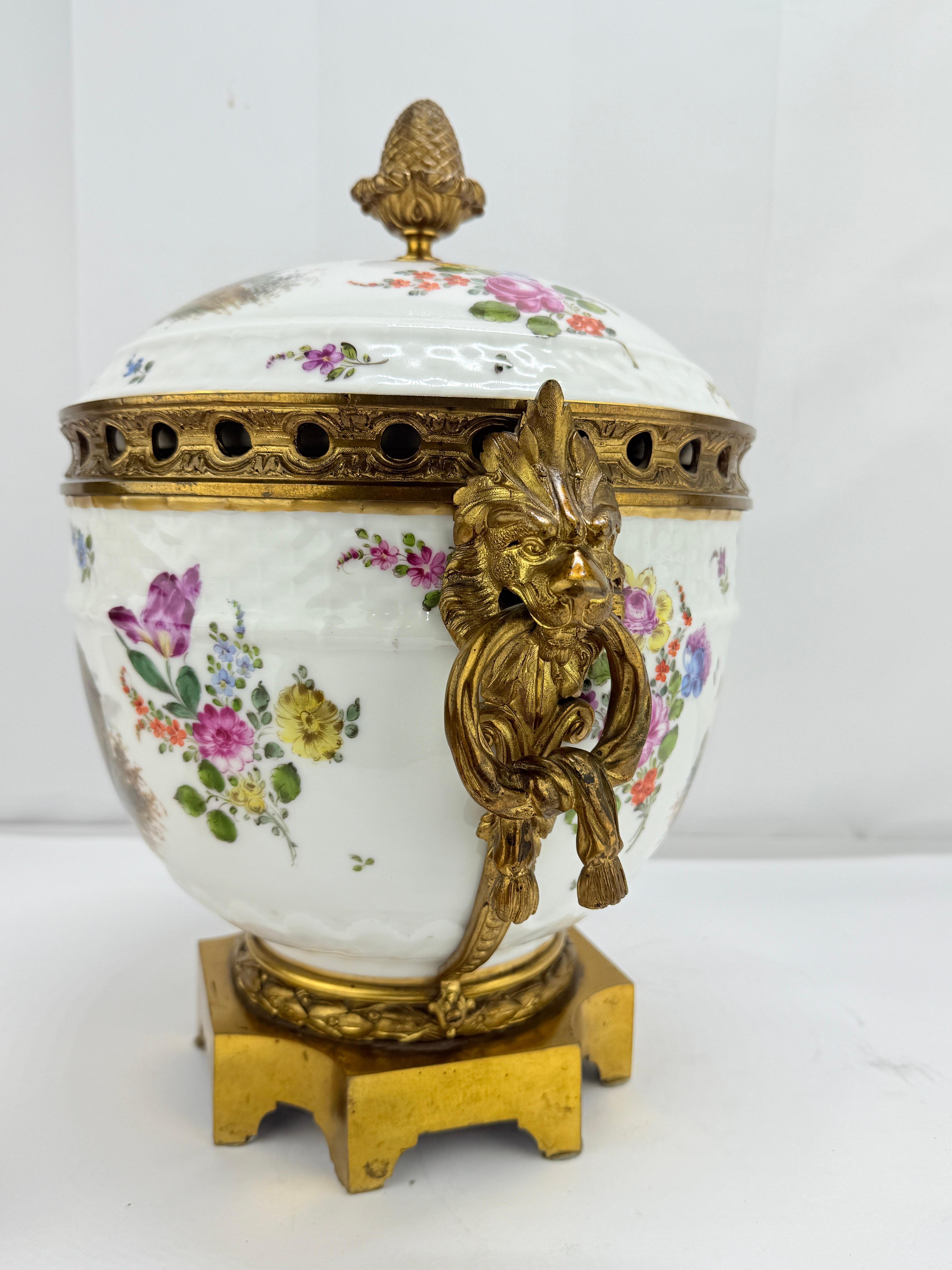 Bronzo Grande urna rivestita in porcellana e ormolu di Samson in stile Meissen, fine XIX sec. in vendita