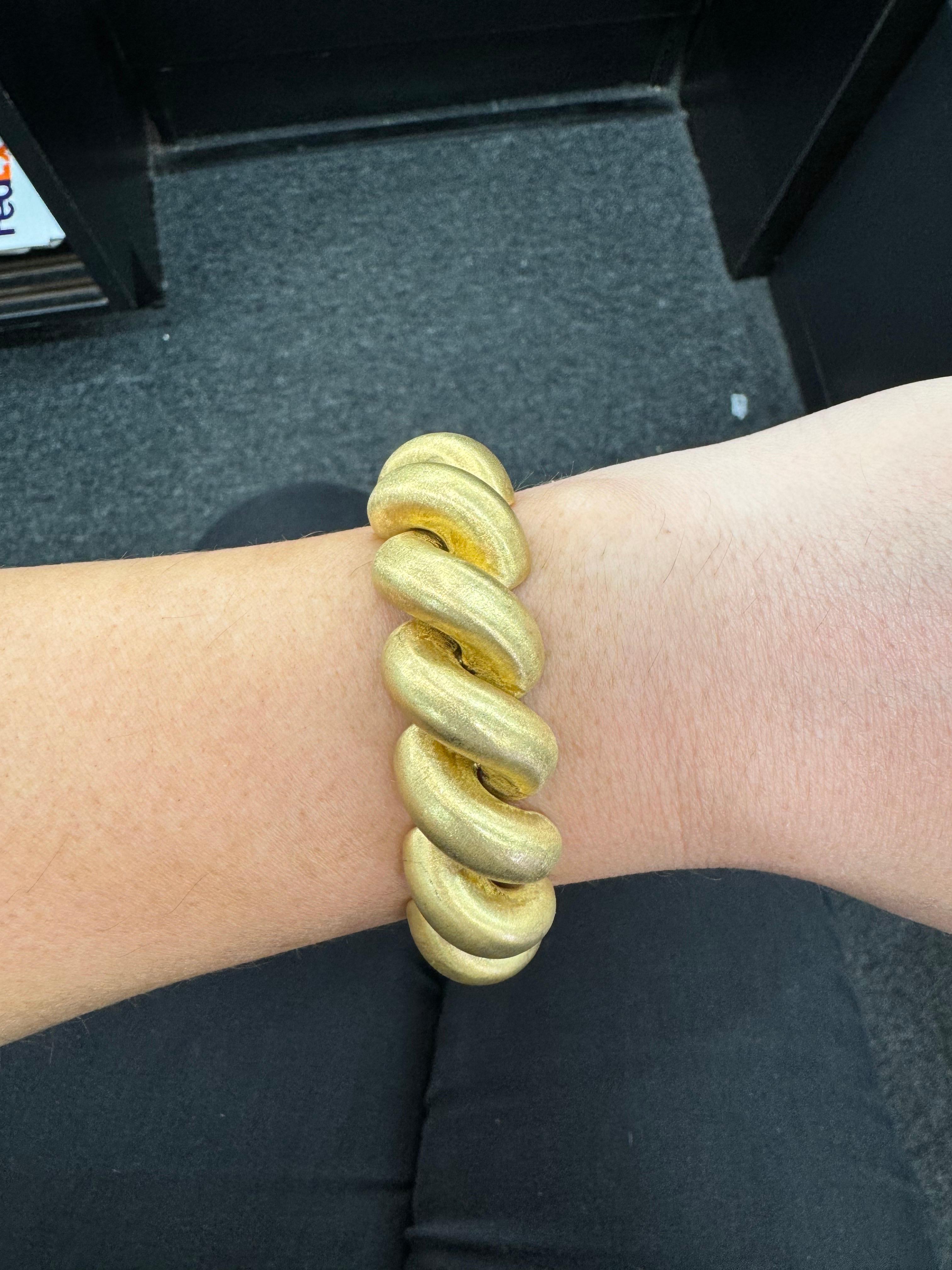 Bracciale vintage in oro giallo 18 carati a finitura opaca con 17 maglie San Marco per un peso di 66,5 grammi.

Altri bracciali e collane SanCo in stock.
Inviaci un messaggio per ricevere foto e dettagli. 