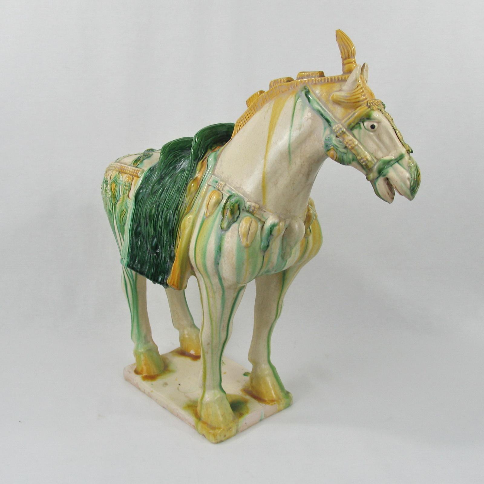 Große SanCai glasierte Keramik Pferd Statue Chinese Tang Dynasty Stil (Glasiert) im Angebot