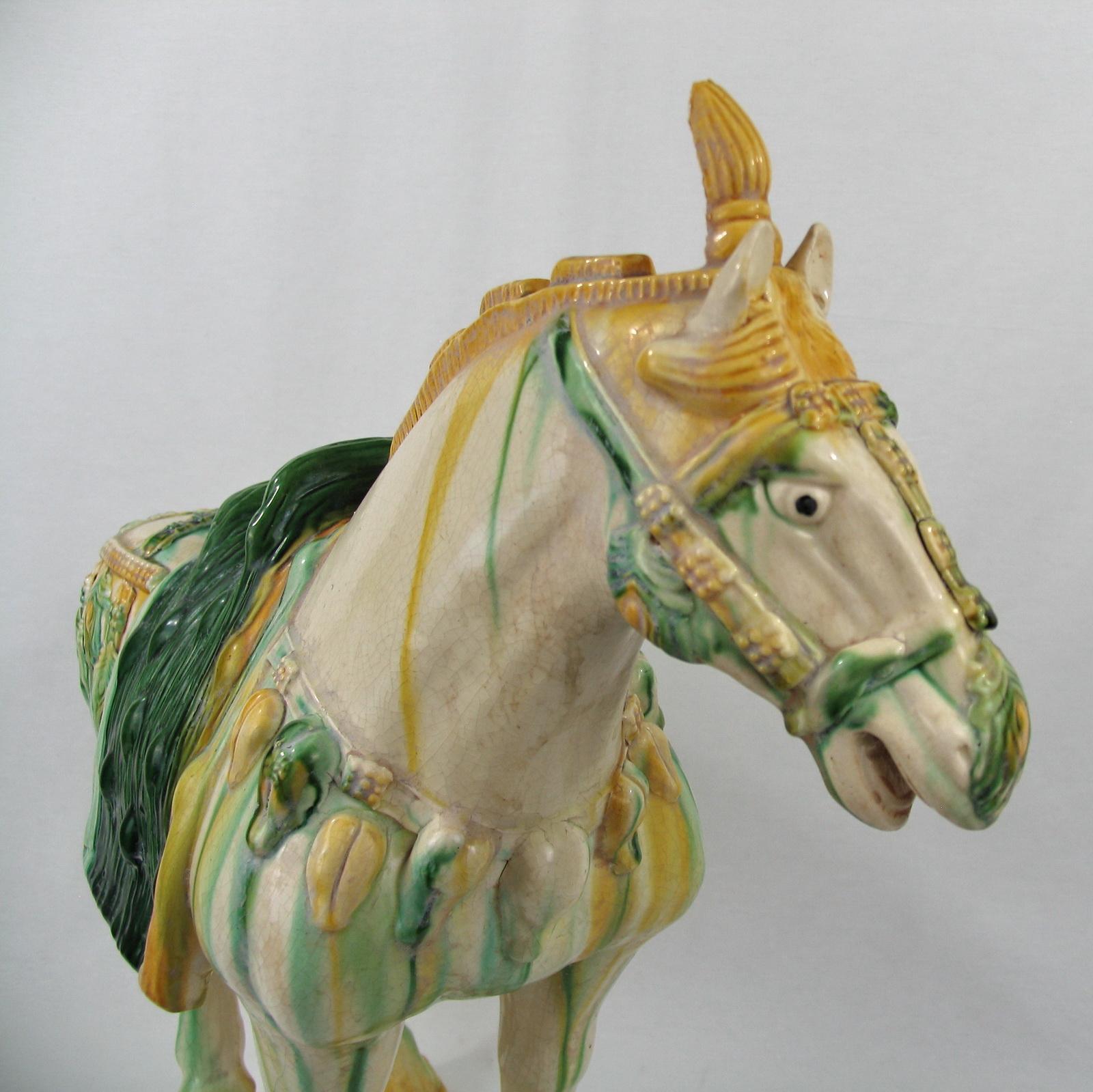 Große SanCai glasierte Keramik Pferd Statue Chinese Tang Dynasty Stil im Zustand „Gut“ im Angebot in Bochum, NRW