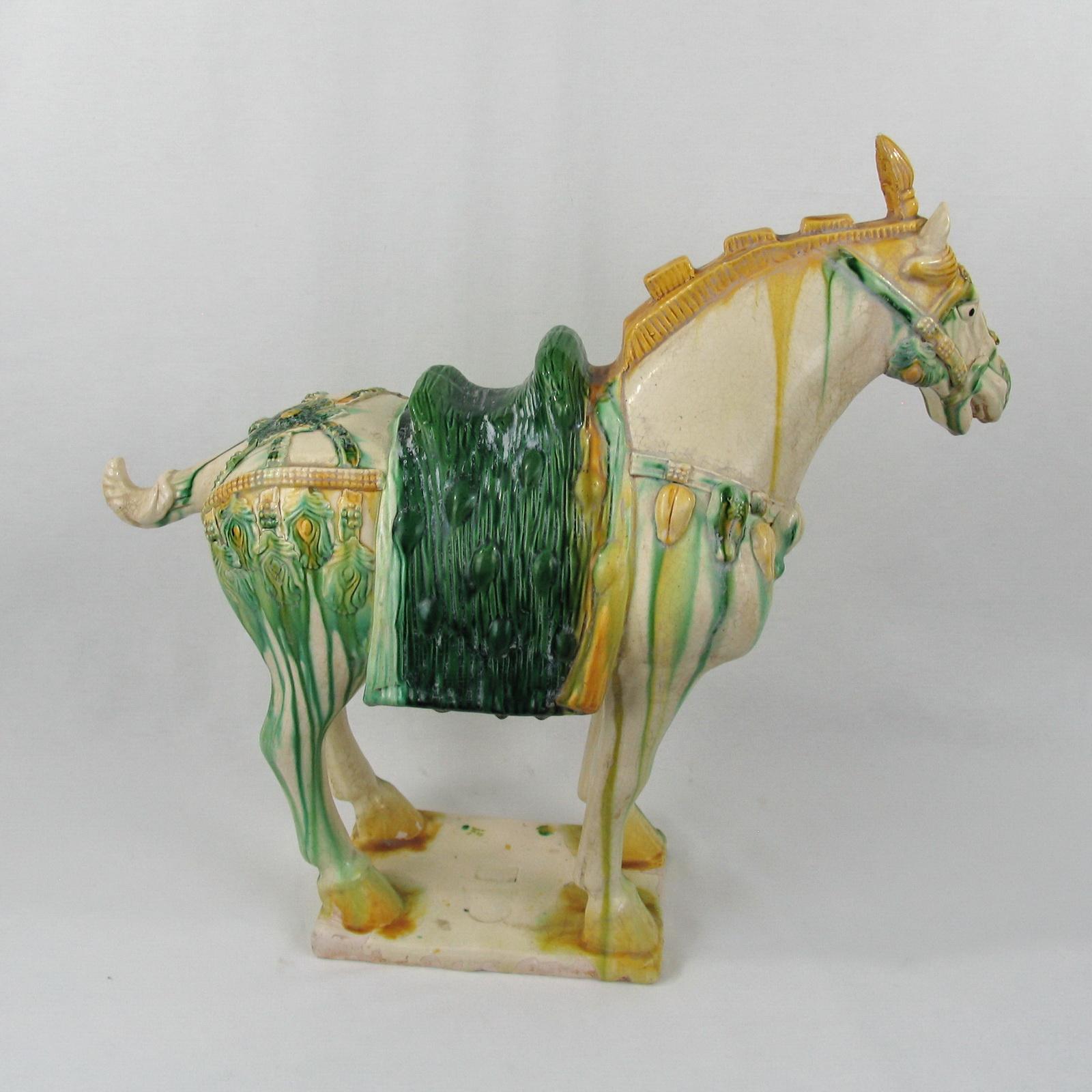 Große SanCai glasierte Keramik Pferd Statue Chinese Tang Dynasty Stil (20. Jahrhundert) im Angebot