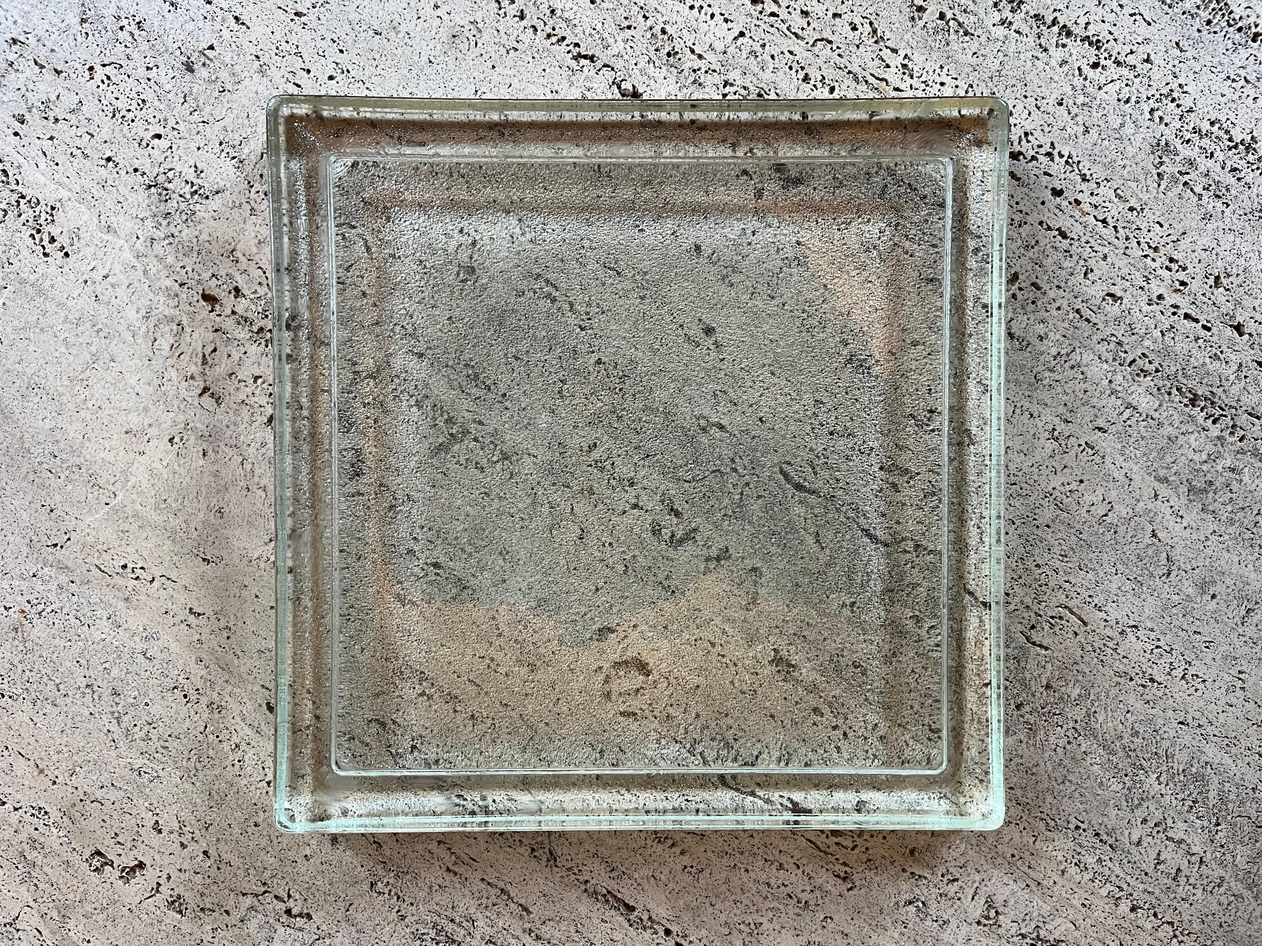 20ième siècle Grand plat Saint Gobain en verre moulé au sable en vente