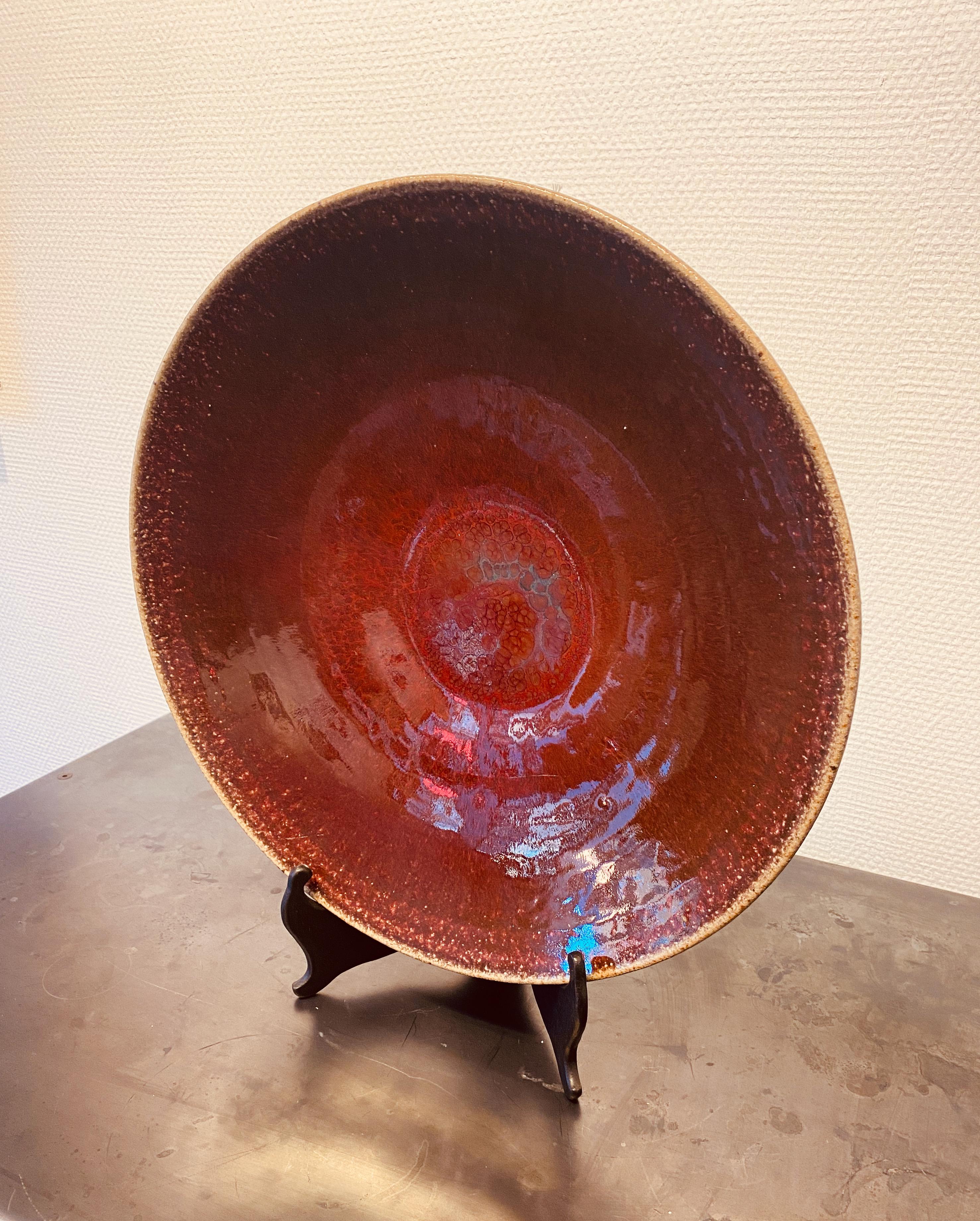 Beautiful fruit bowl in a sangre-de-toro glaze by Swedish ceramist couple Gustav and Ulla Kraitz. Normal signs of use. No chips or cracks.

Gustav Kraitz fled his native Hungary in 1956 and finally came to Sweden where he met Ulla in 1960. After