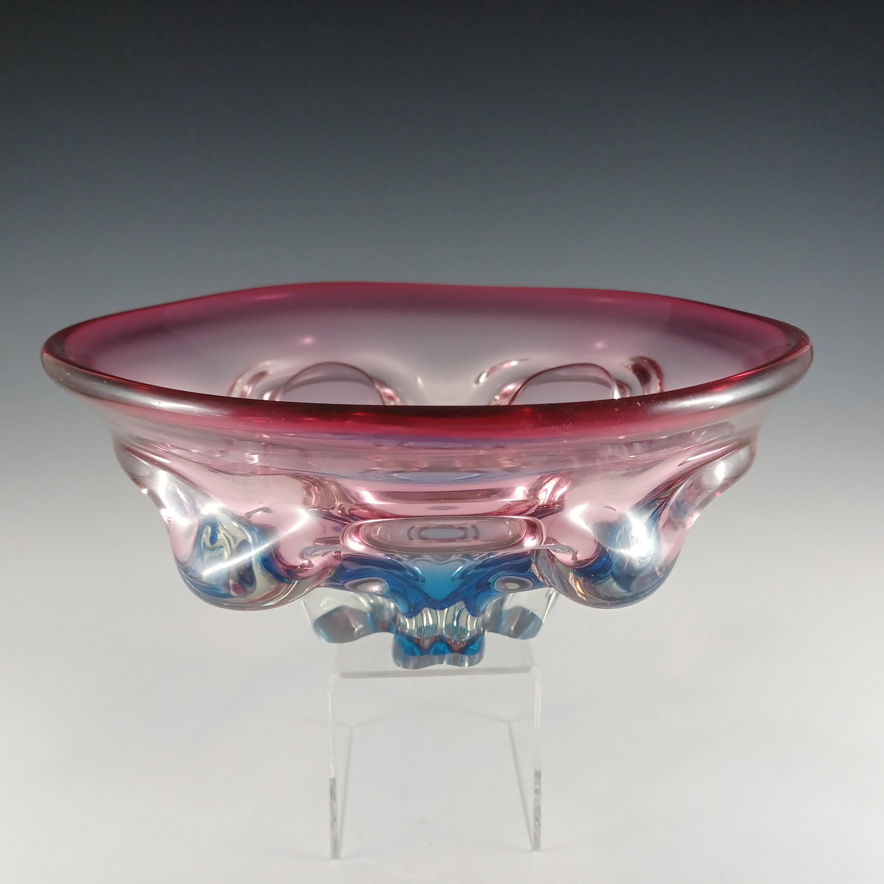Aquí tienes un cuenco de vidrio orgánico con forma de pomo, grueso y muy pesado (2 kg sin envasar). Fabricado en Japón, hacia la década de 1970, por la fábrica Sanyu. Identificado por un ejemplo etiquetado en el grupo de Facebook Vidrio Japonés. En