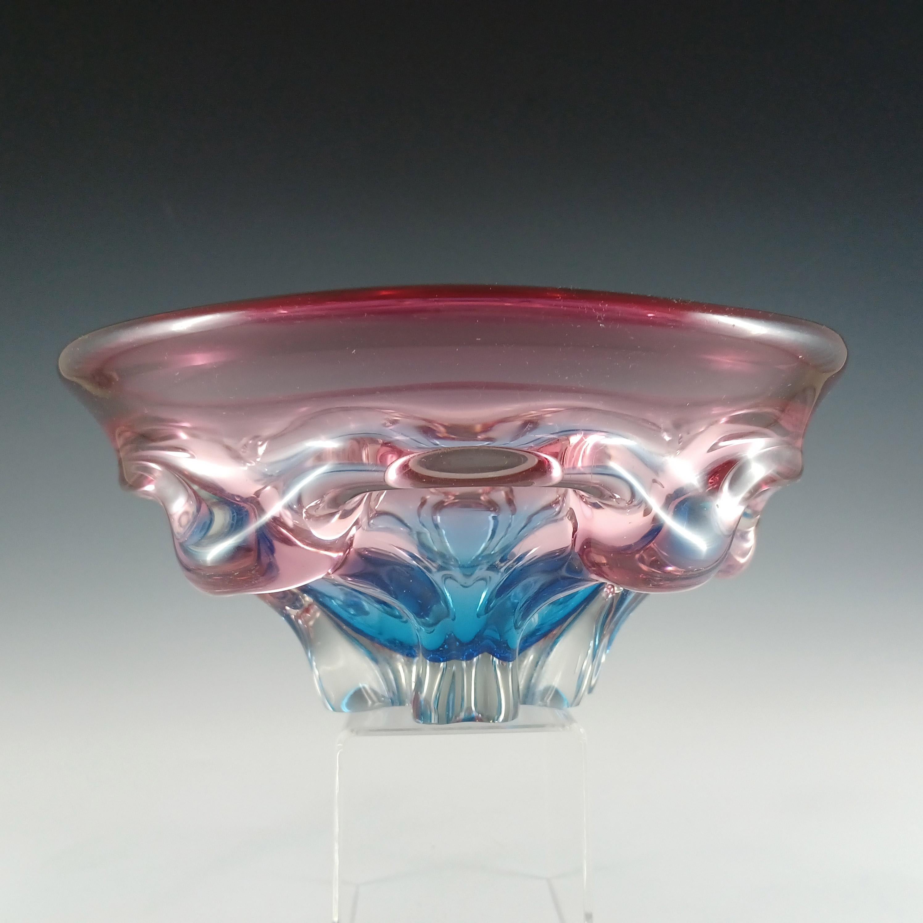 GRAN Tazón vintage japonés Sanyu de cristal rosa y azul con asas Moderno de mediados de siglo en venta