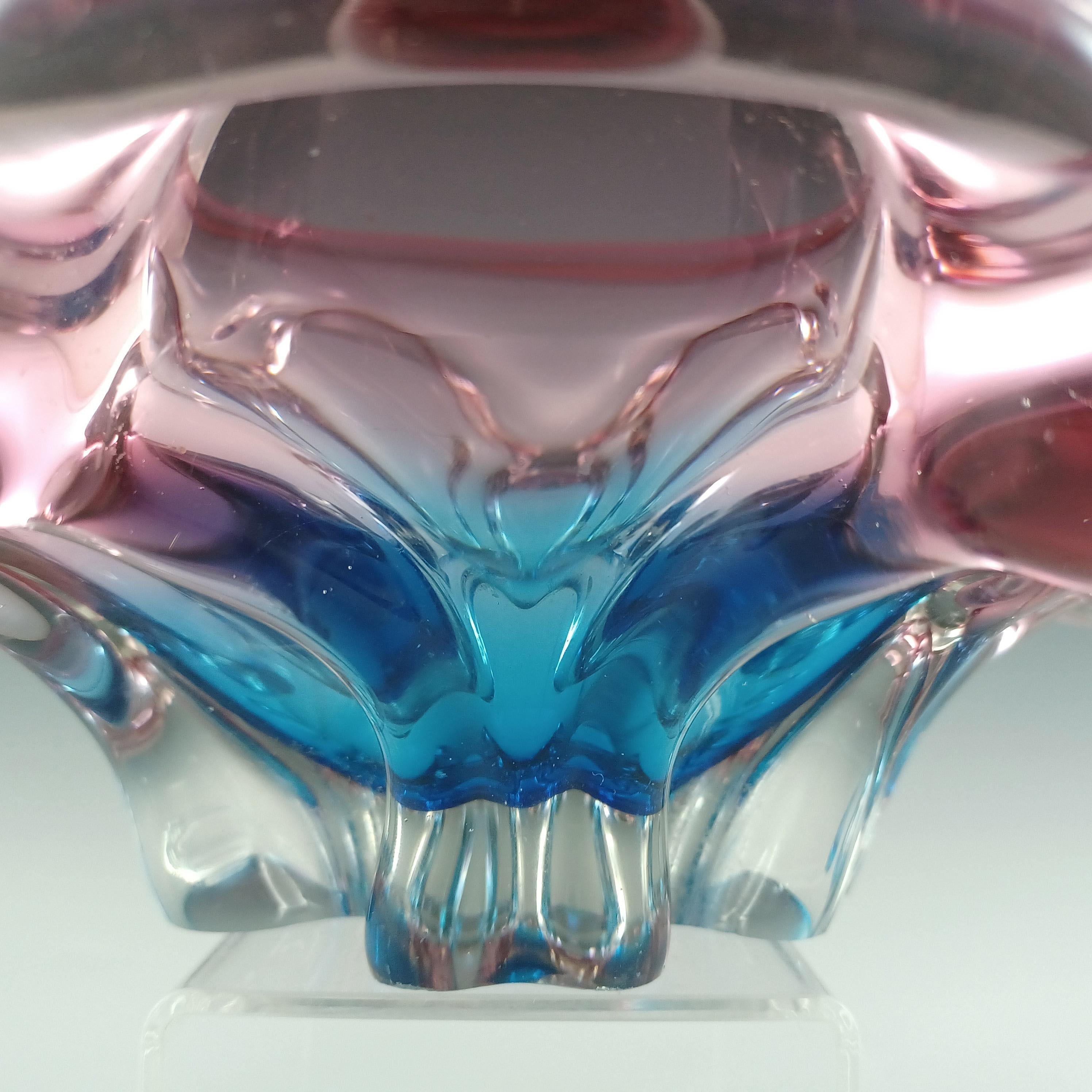 GRAN Tazón vintage japonés Sanyu de cristal rosa y azul con asas Hecho a mano en venta