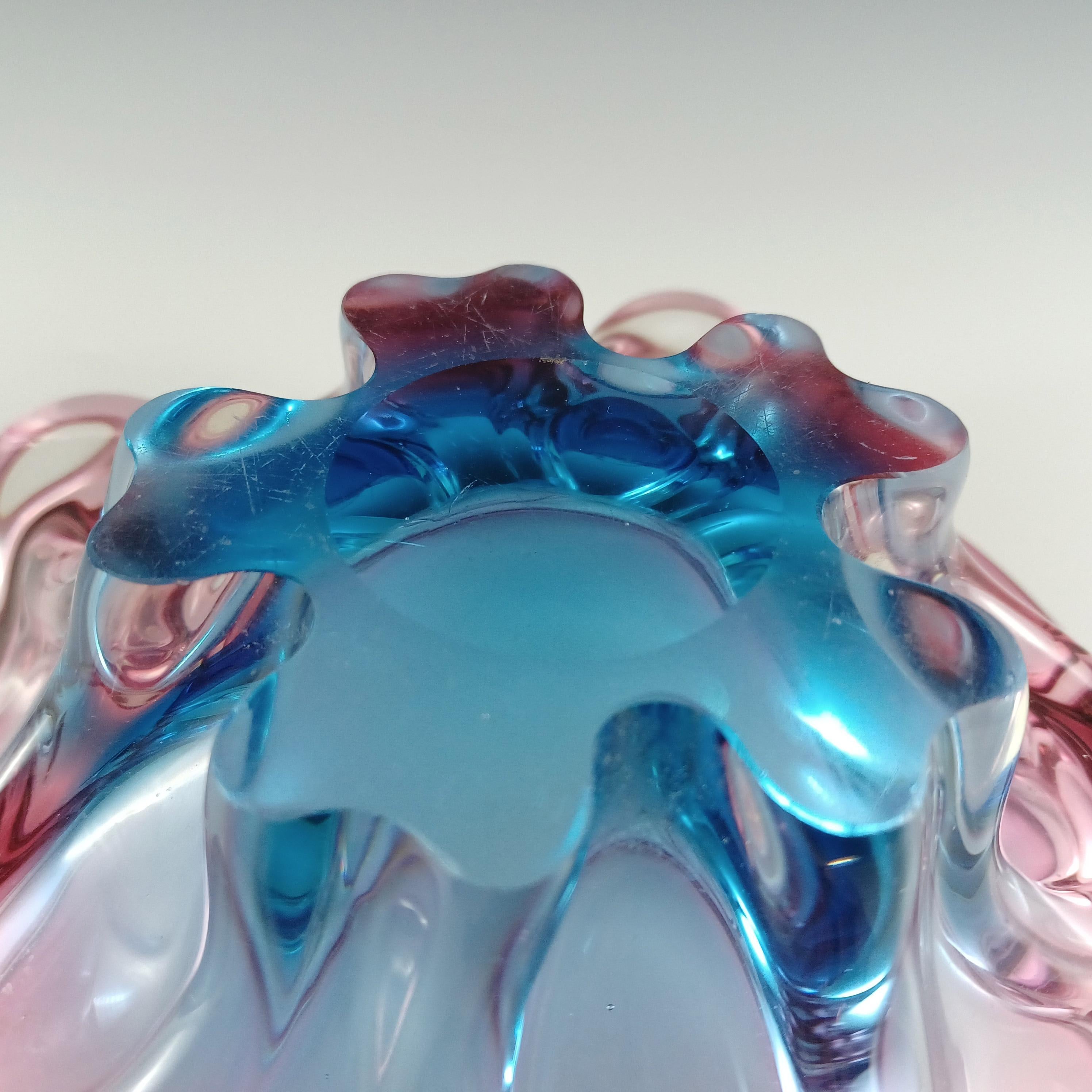 GRAN Tazón vintage japonés Sanyu de cristal rosa y azul con asas finales del siglo XX en venta