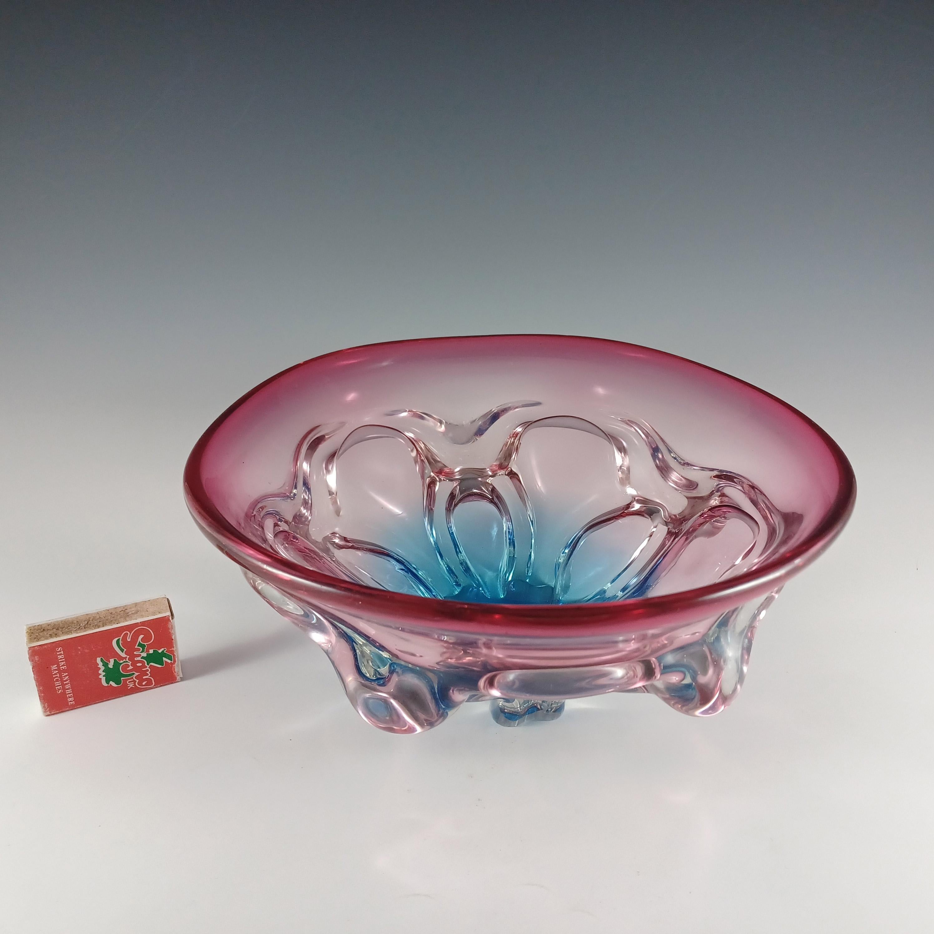 GRAN Tazón vintage japonés Sanyu de cristal rosa y azul con asas Vidrio en venta