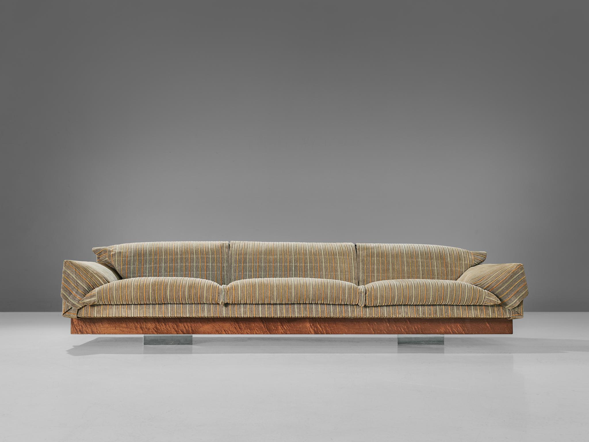 Saporiti, three-seat sofa, upholstered in beige striped fabric, metal, birds eye maple, Italy, 1960s

Large sofa manufactured by Saporiti. This sofa is designed to be comfortable, soft and inviting. It has three seats with round sloping armrest,