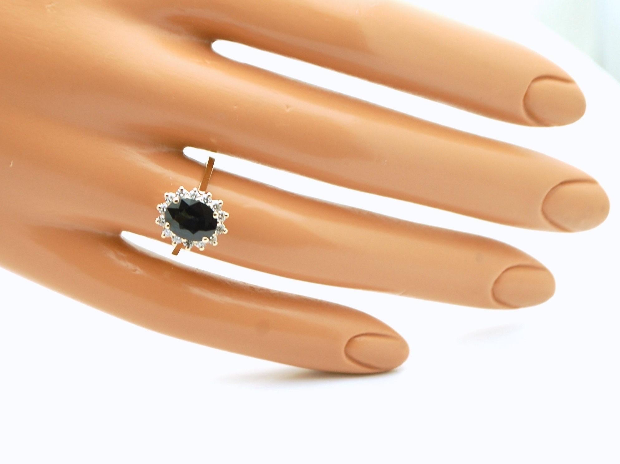 Taglio ovale Anello con zaffiro grande e diamante in oro giallo 18KT Anello di fidanzamento aureolato da 2 carati con zaffiro in vendita