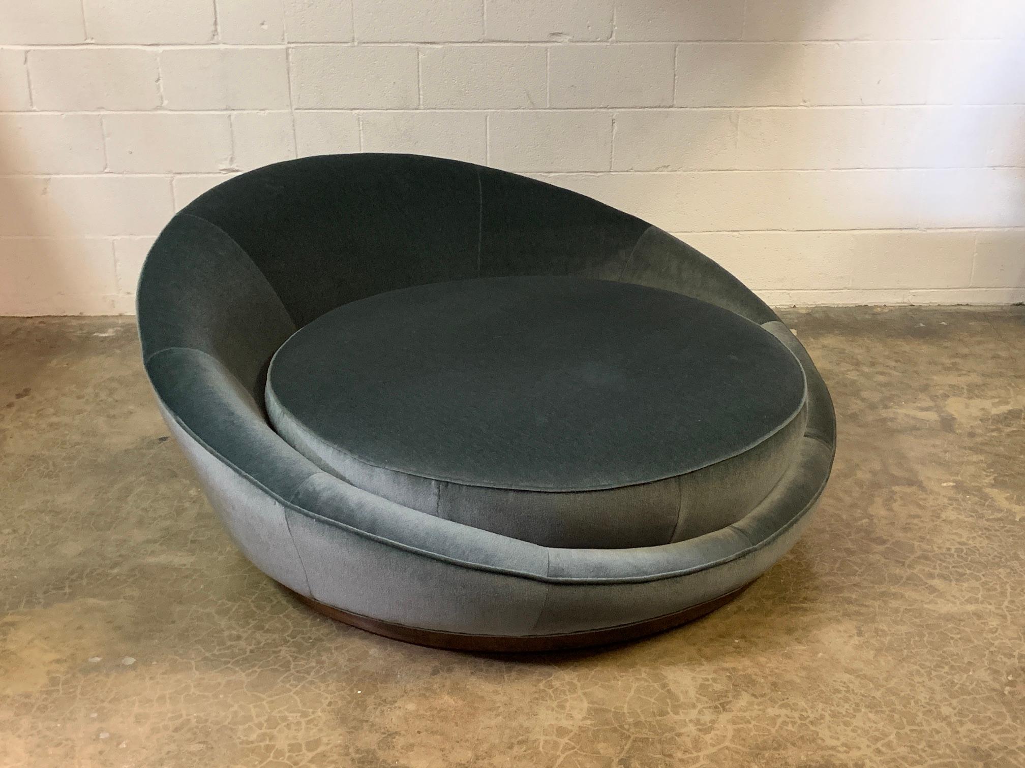 Large Satellite Lounge Chair  In Good Condition In Dallas, TX