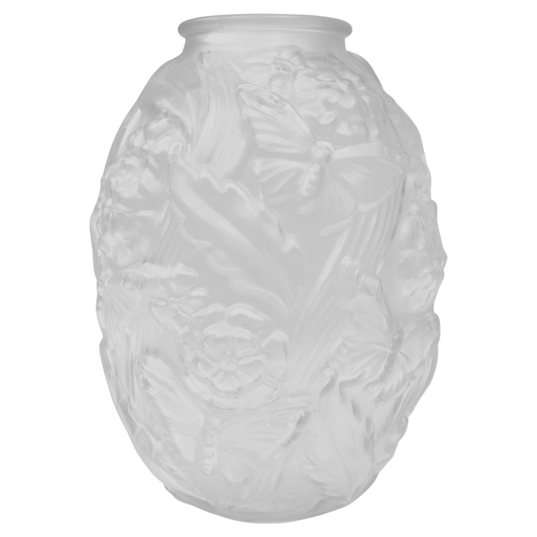 A beautiful large pressed glass satined Art Deco vase.
Very nice decor of flowers and butterflies in high relief, all the way around the vase, very finely detailed.
In very good condition.
 