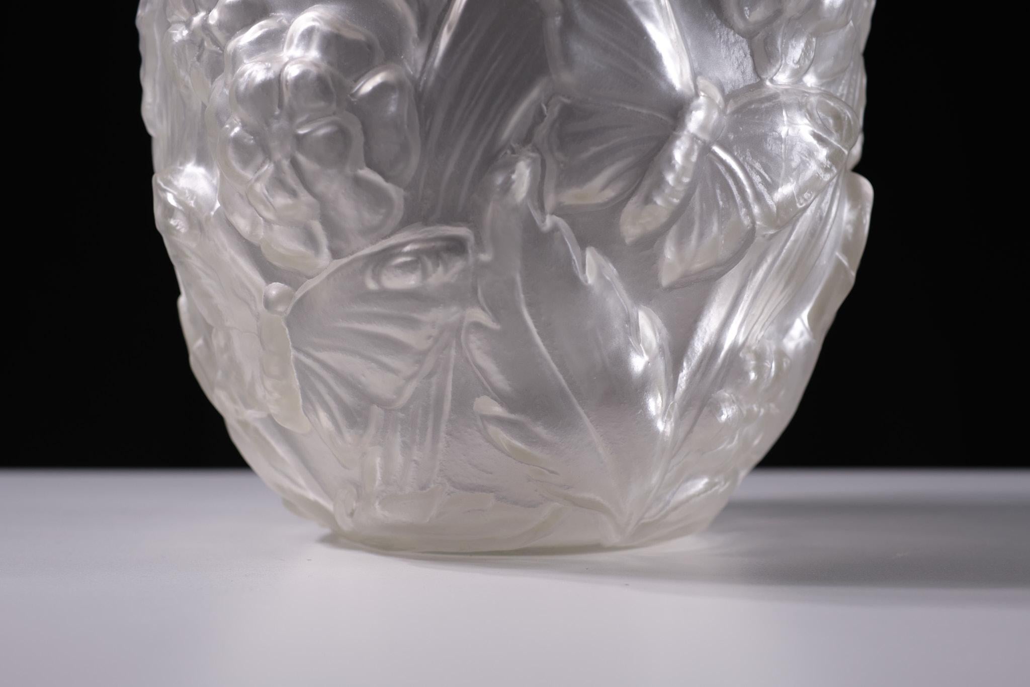 Vetro Grande vaso Art Deco in vetro pressato satinato, anni '30 in vendita