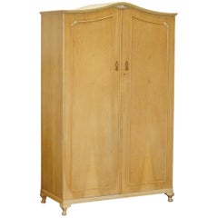 Suite de grandes penderies double armoire en noyer satiné, table à coiffer, petite armoire