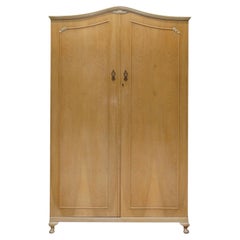 Suite de grandes penderies double armoire en noyer satiné, table à coiffer, petite armoire