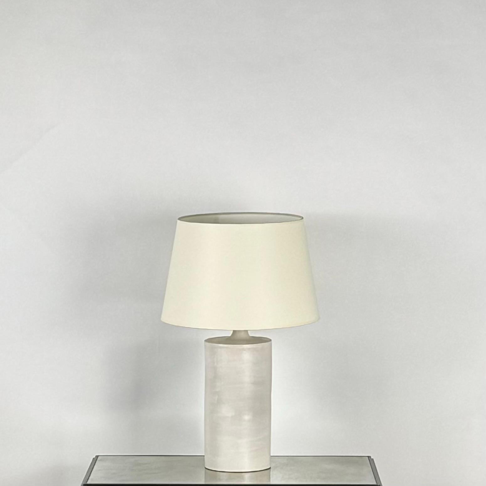 Gran lámpara de sobremesa de cerámica Rouleau™ blanca satinada de Design Frères®.
Fabricado en Francia por nuestros expertos artesanos.
Cableado con piezas homologadas por UL, interruptor de 3 vías (encendido, semiencendido, apagado), cable
