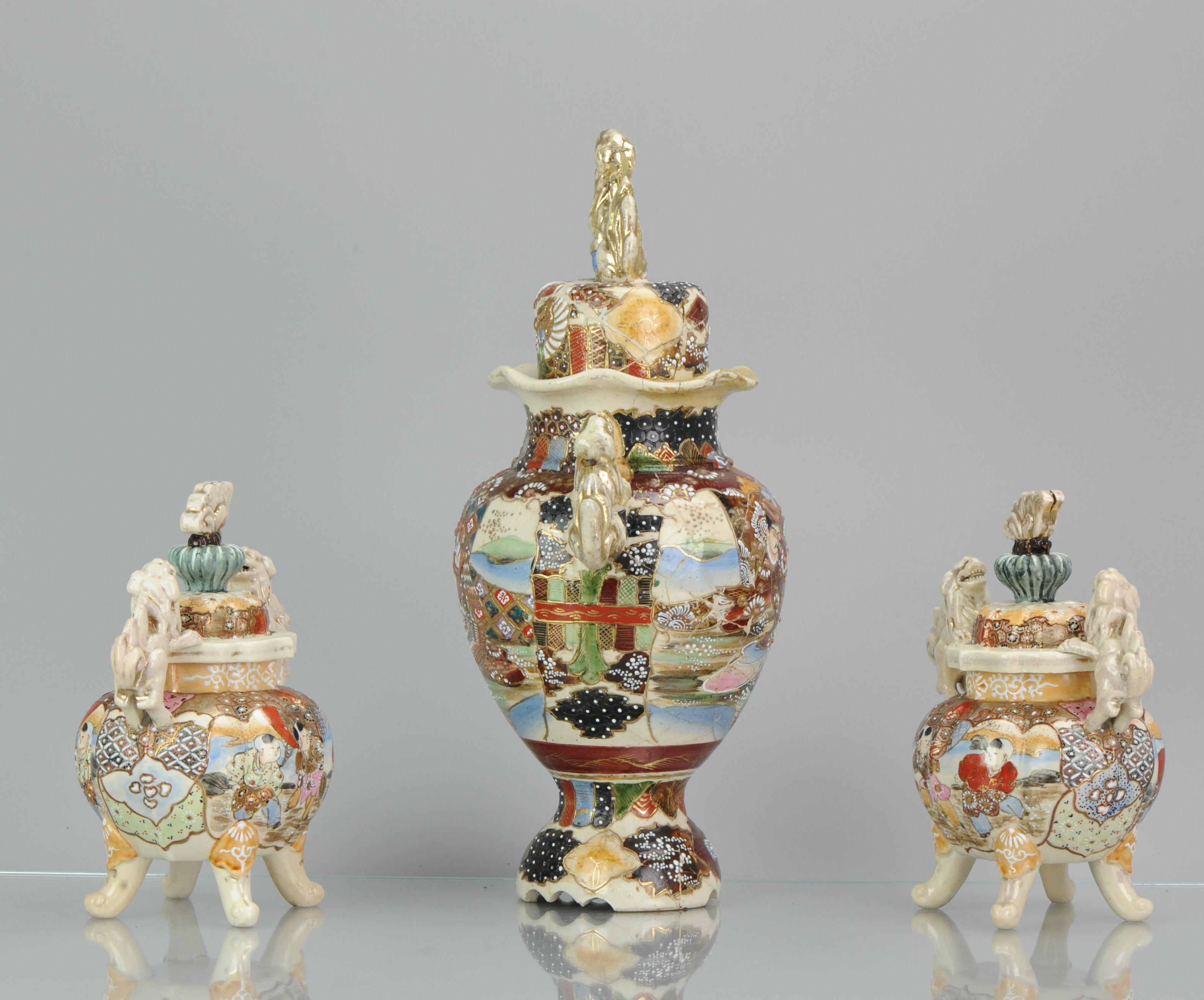 Große antike japanische Satsuma-Garnitur-Vasen, Japan, 1900-1930, farbenfrohe im Zustand „Gut“ im Angebot in Amsterdam, Noord Holland