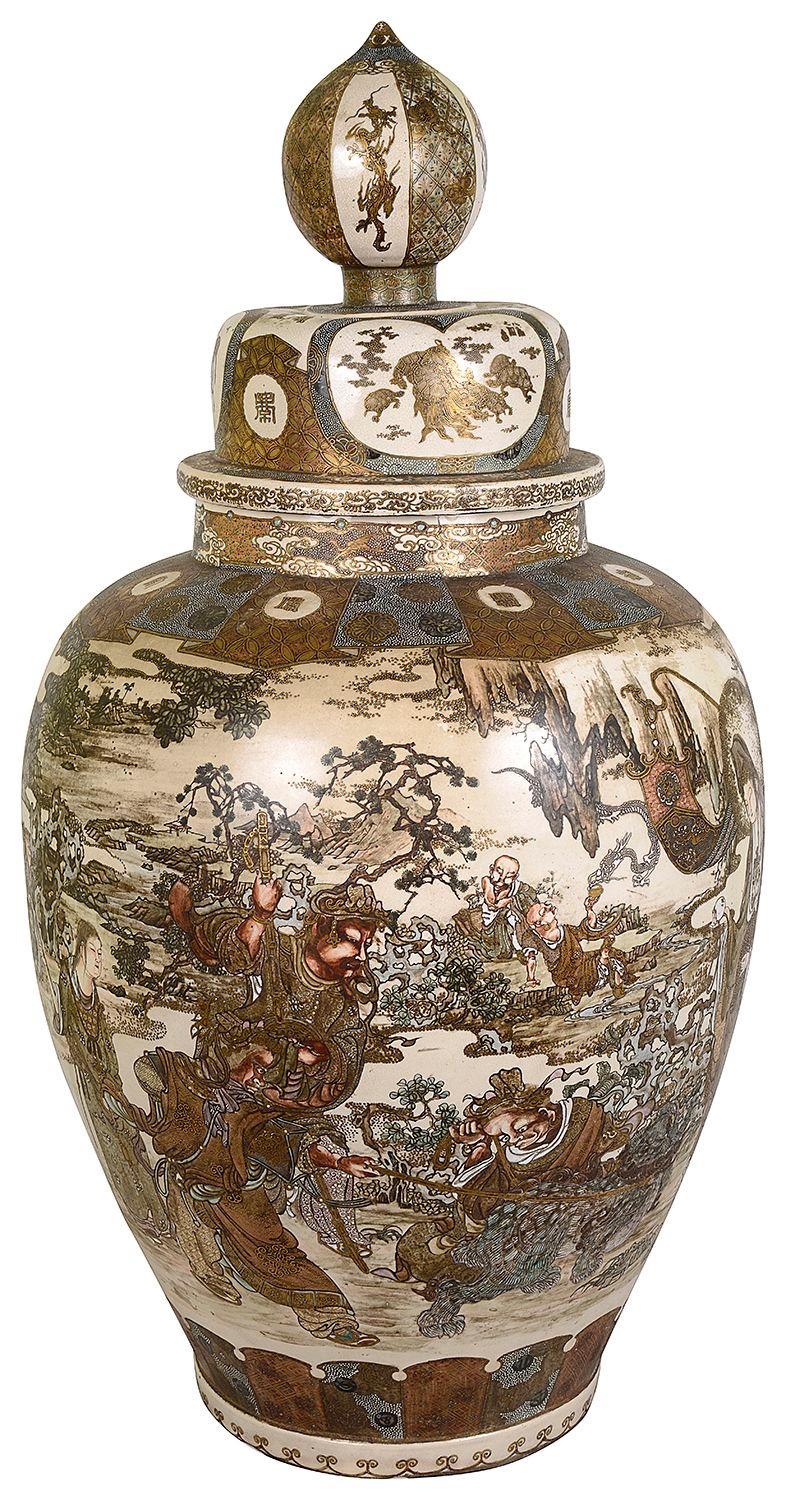Giapponese Grande vaso con coperchio di Satsuma, 1890 circa. 84 cm di altezza in vendita