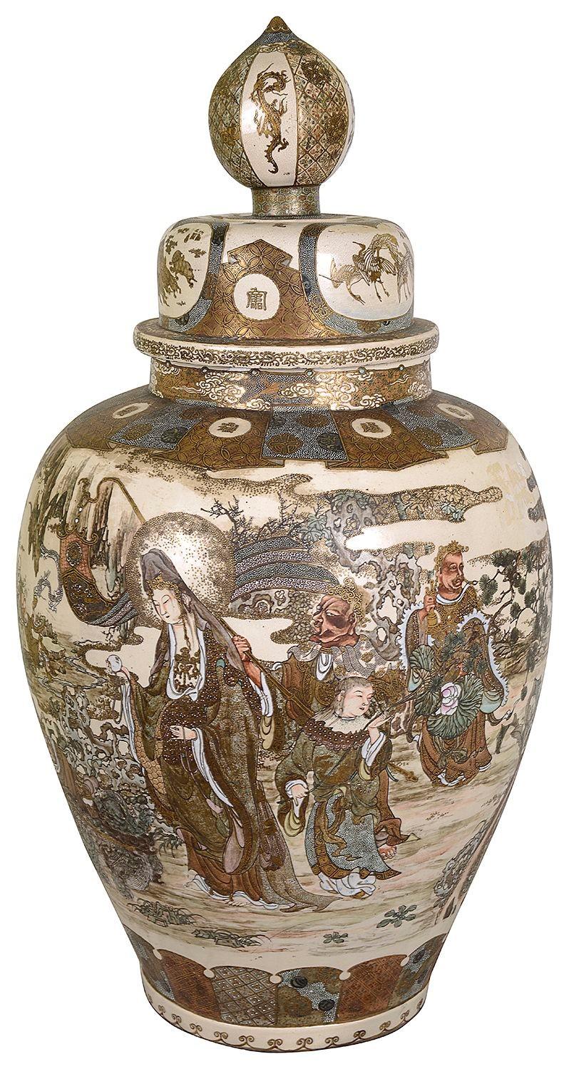Dipinto a mano Grande vaso con coperchio di Satsuma, 1890 circa. 84 cm di altezza in vendita