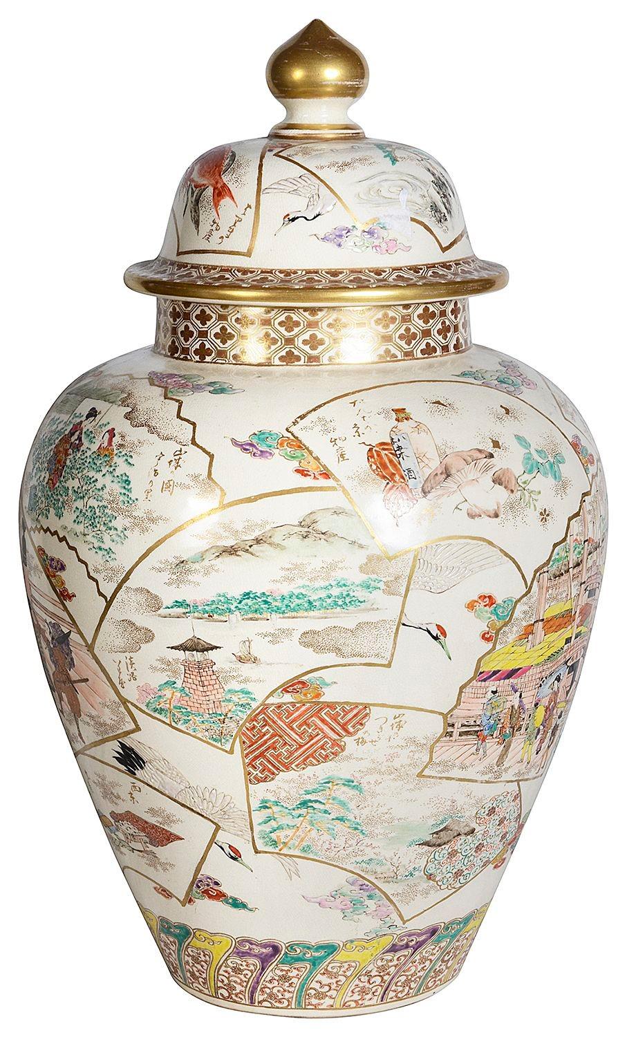 Un vaso con coperchio di Satsuma giapponese di grande effetto e di qualità. Con pannelli a ventaglio dipinti a mano e raffiguranti guerrieri, navi e scene montuose, incastonati tra i classici bordi dipinti a mano e dorati.

Lotto 78 G1746/4. THYN
