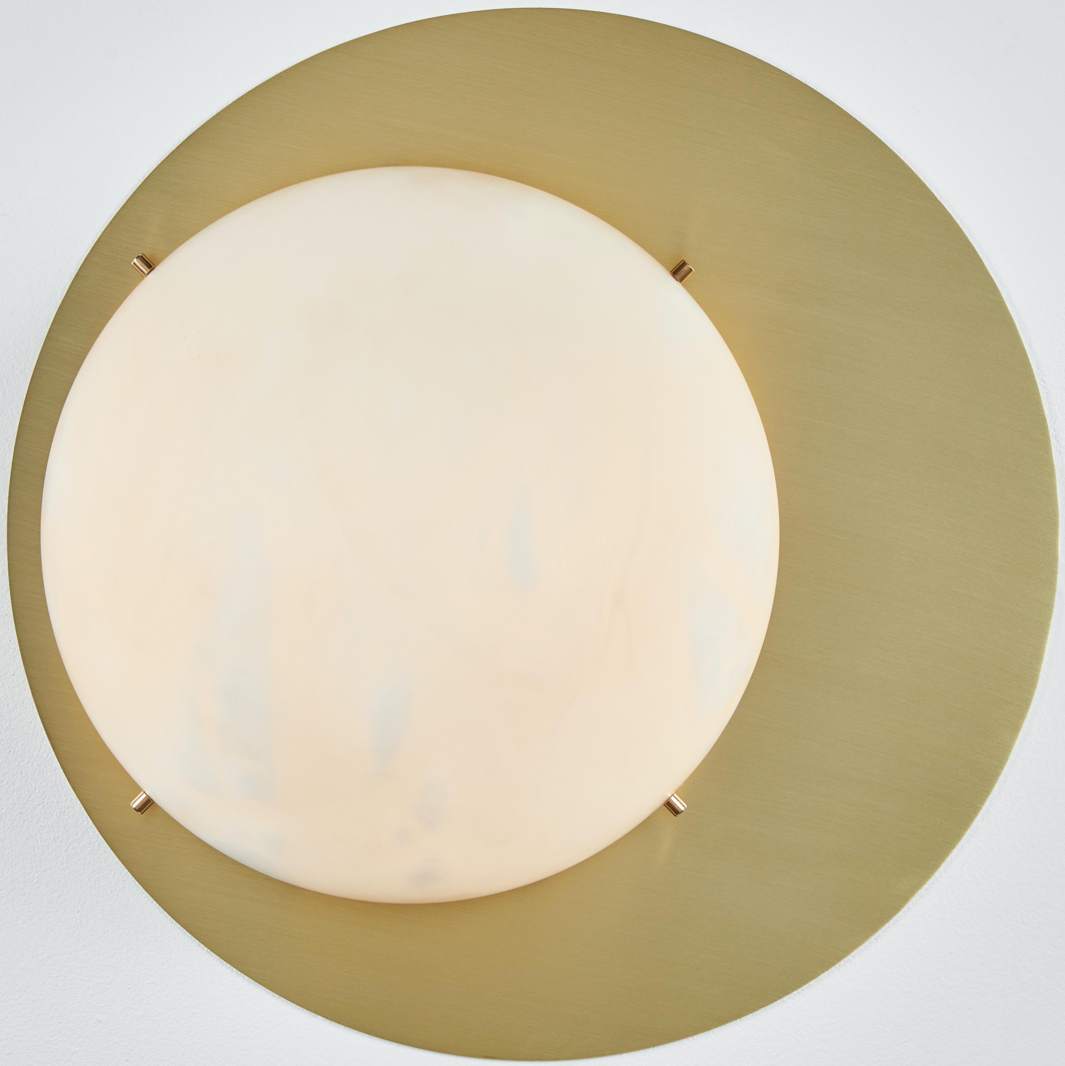Großer 'Saturn' Wandleuchter aus bronziertem Stahl und Alabaster (Bronziert) im Angebot