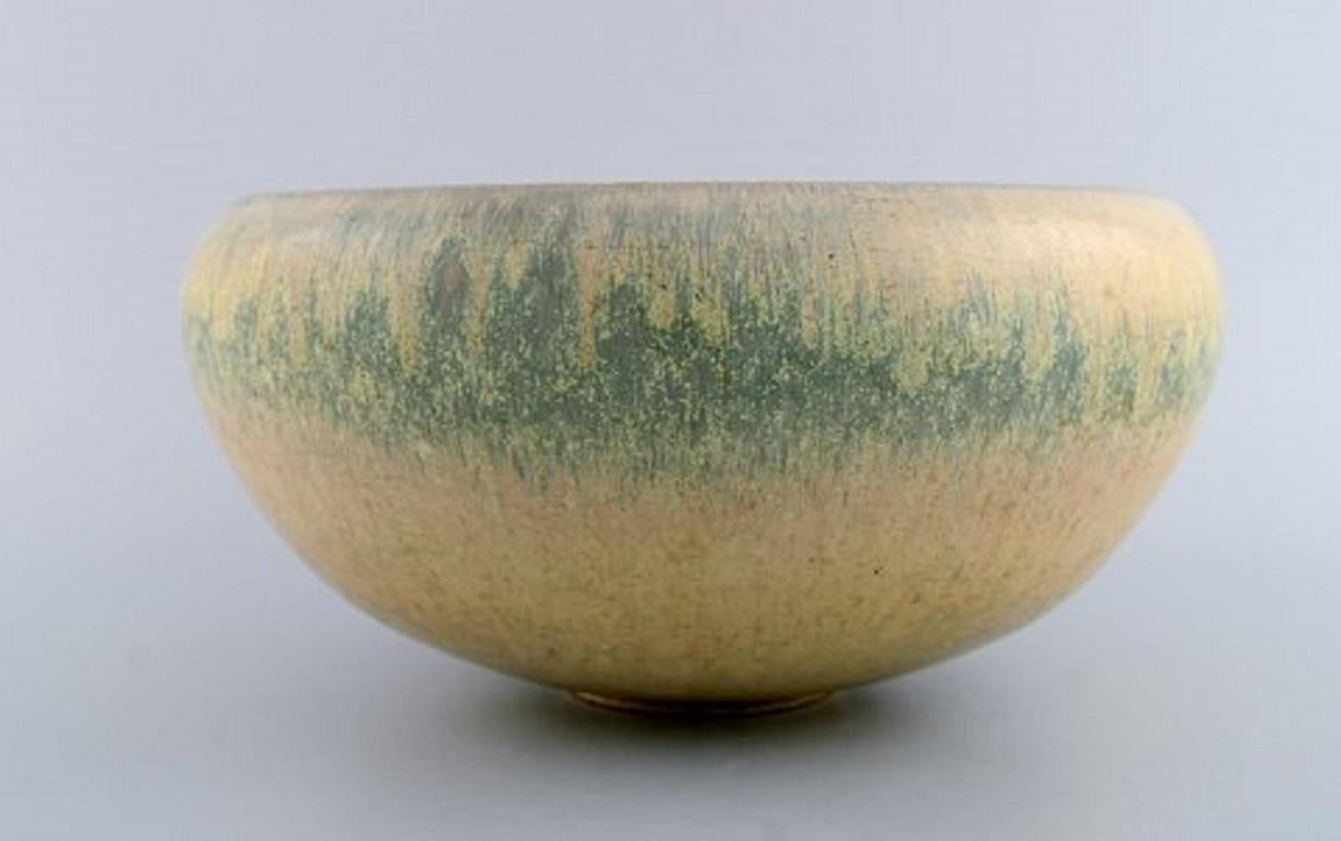 Large Saxbo bowl in glazed ceramics. Beautiful eggshell glaze with blue-green touches. 
Danish design, mid-20th century.
Measures: 27 x 13.5 cm.
In excellent condition.
Stamped.

   