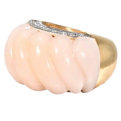 Bague en or jaune 18 carats à grande échelle, corail peau d'ange et diamants, par Emis Beros