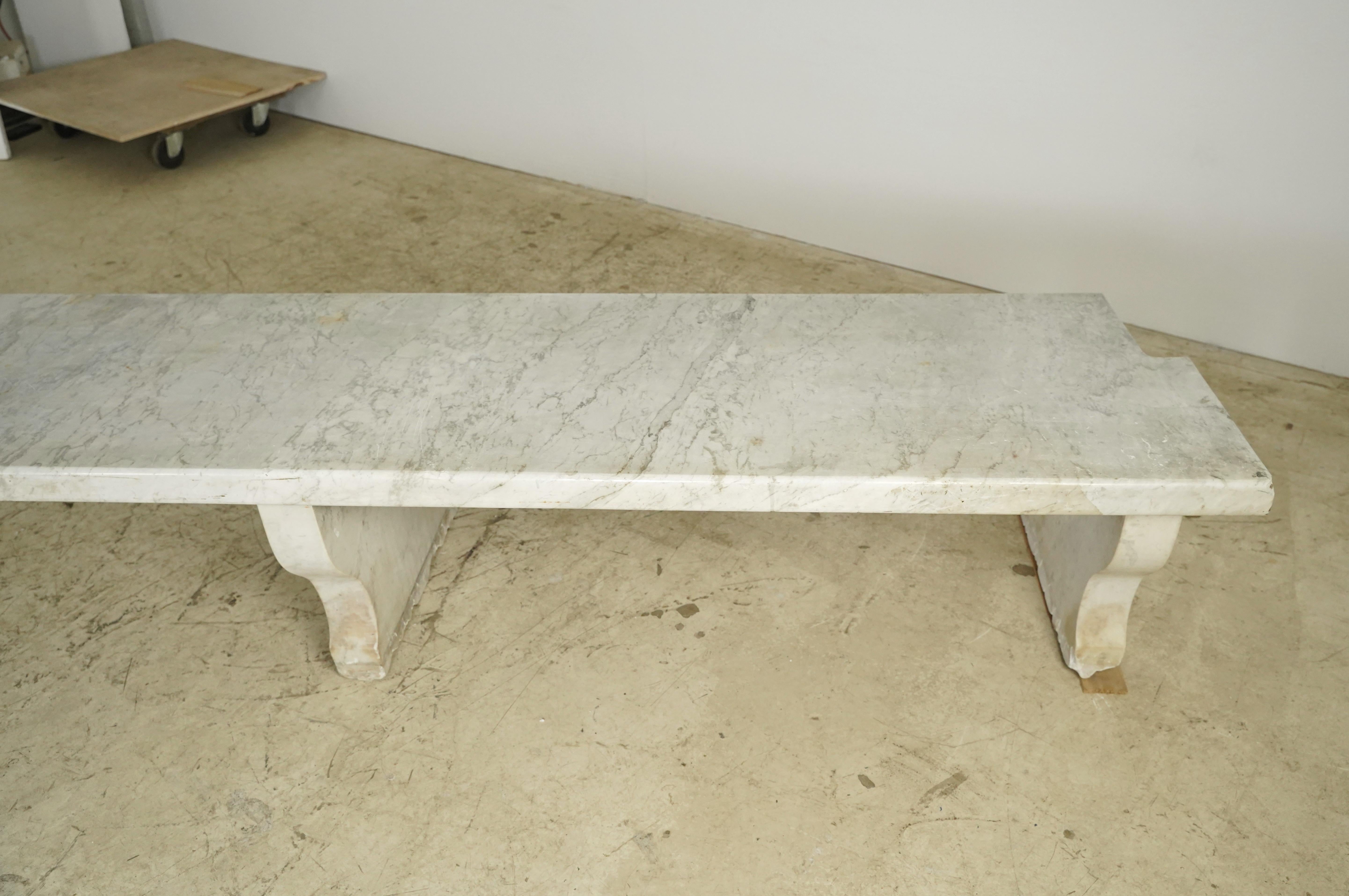 Großer Maßstab 195 in. Bank aus weißem Carrara-Marmor (Moderne) im Angebot