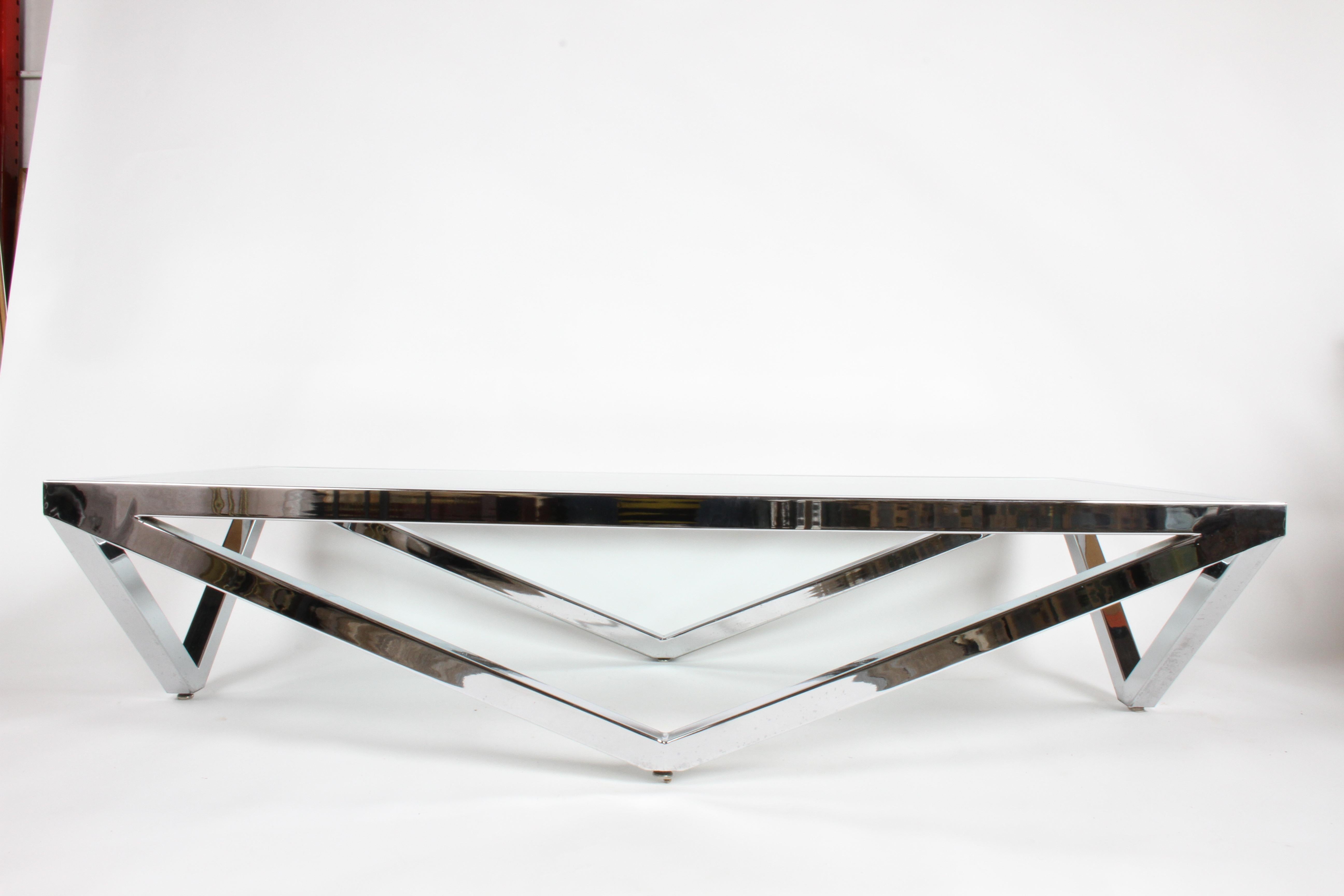 Mid-Century Modern Table basse de forme architecturale à grande échelle des années 1960 en chrome et verre en vente