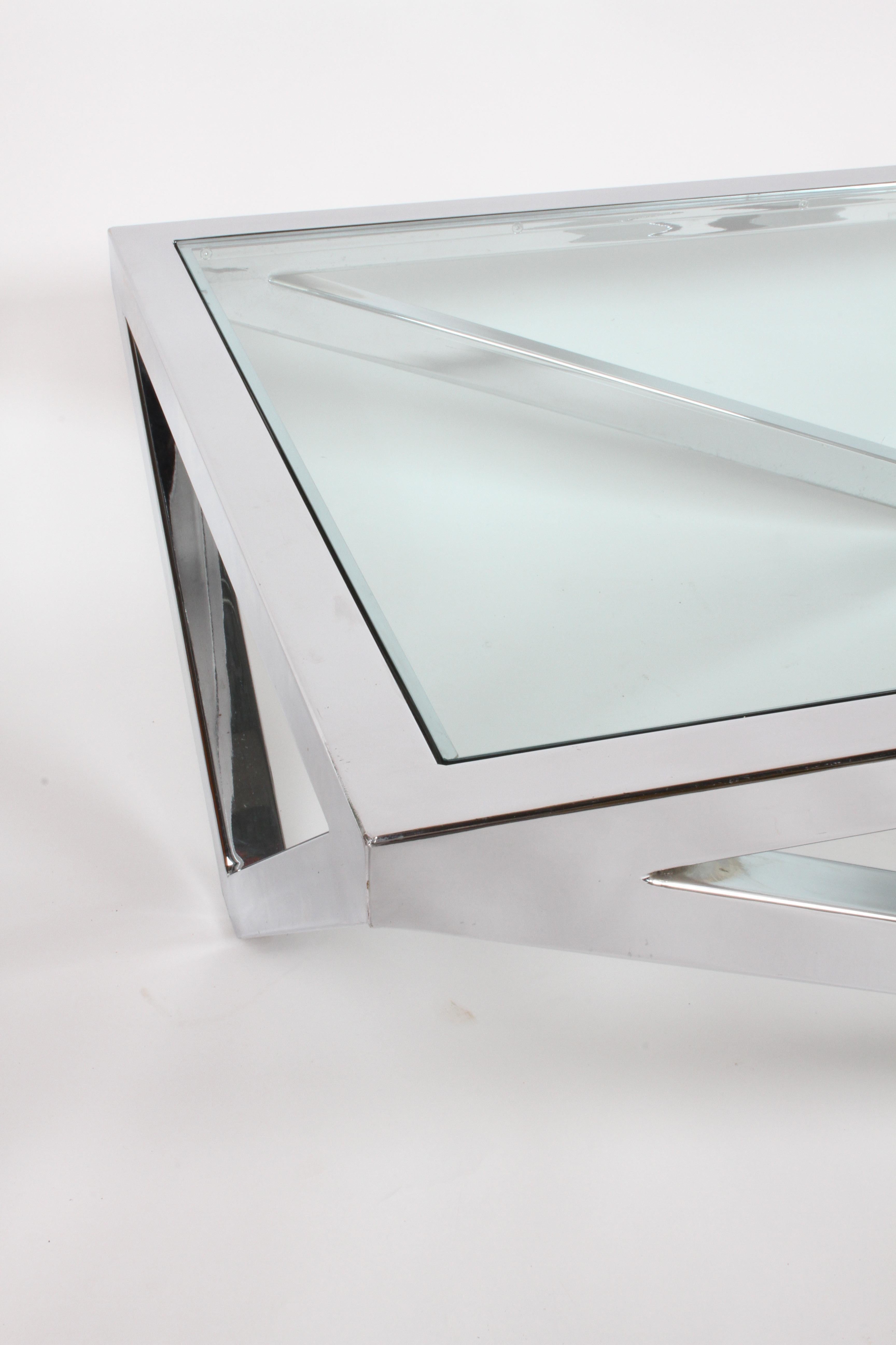 Plaqué Table basse de forme architecturale à grande échelle des années 1960 en chrome et verre en vente