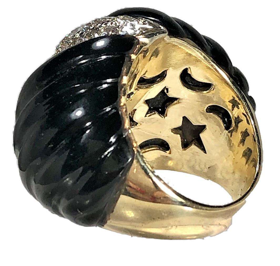 Large Scale 1970's Fluted Onyx, Gold and Diamond Cocktail Ring In Good Condition For Sale In Palm Beach, FL