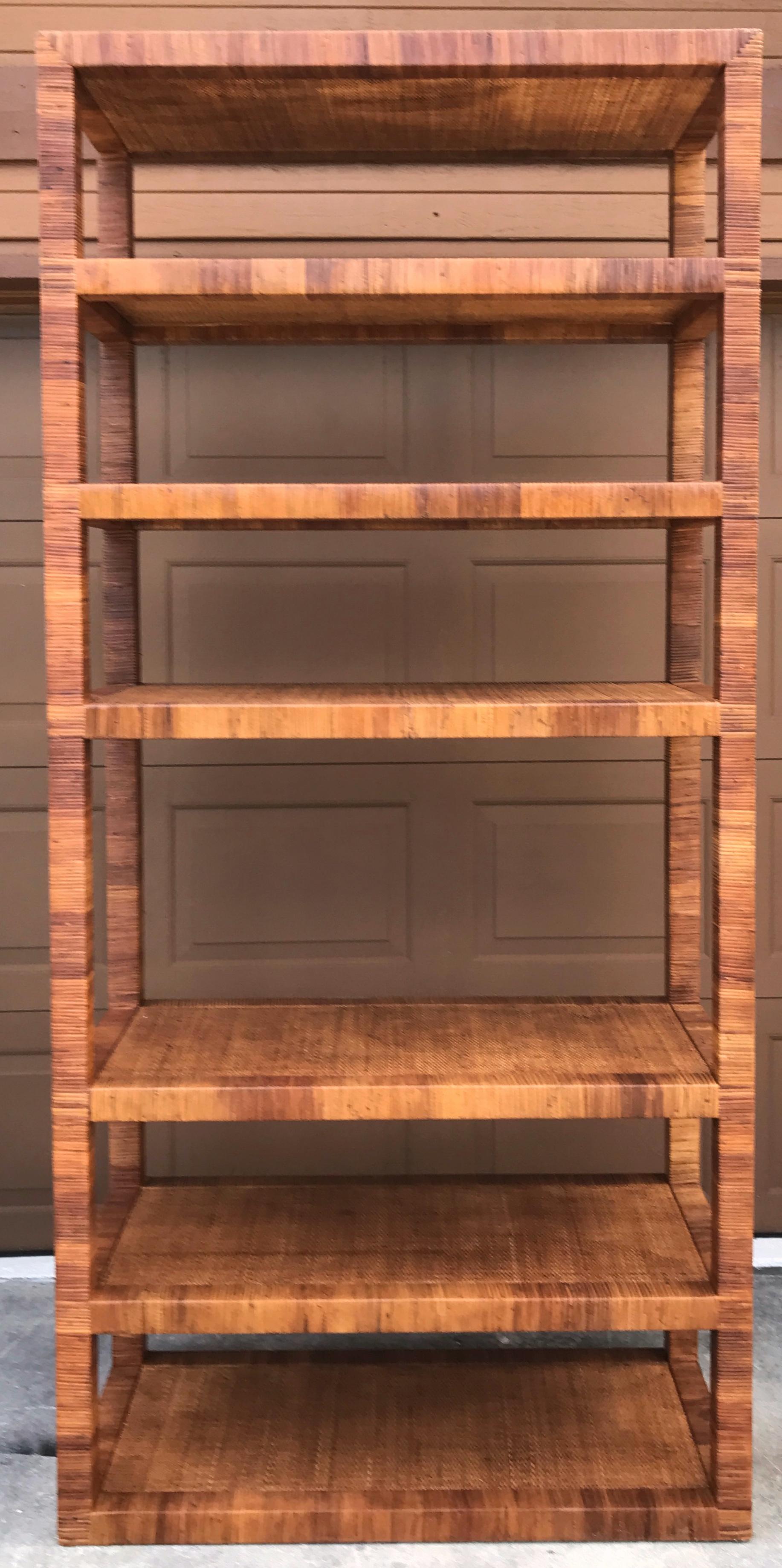 Étagère modernista di grandi dimensioni degli anni '70 in rattan intrecciato in vendita 2