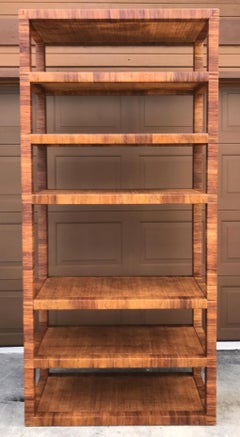 Étagère modernista a gran escala de ratán tejido de los años 70